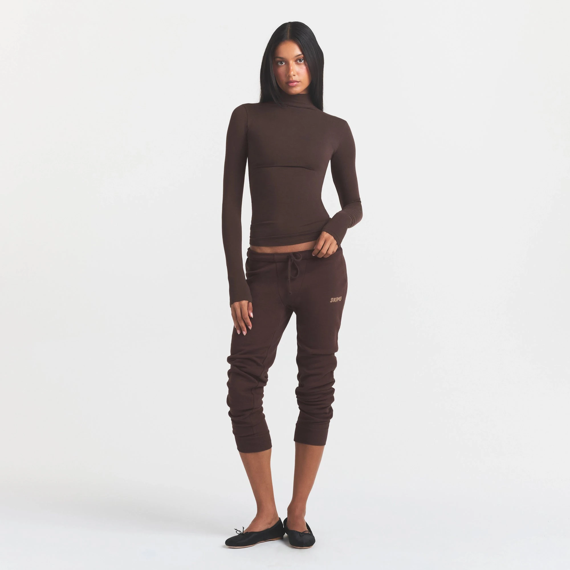 COTTON FLEECE LEGGING | ESPRESSO ON A MODEL FRONT VIEW @ | FOCUS: 0.0, 1.0, 0.9