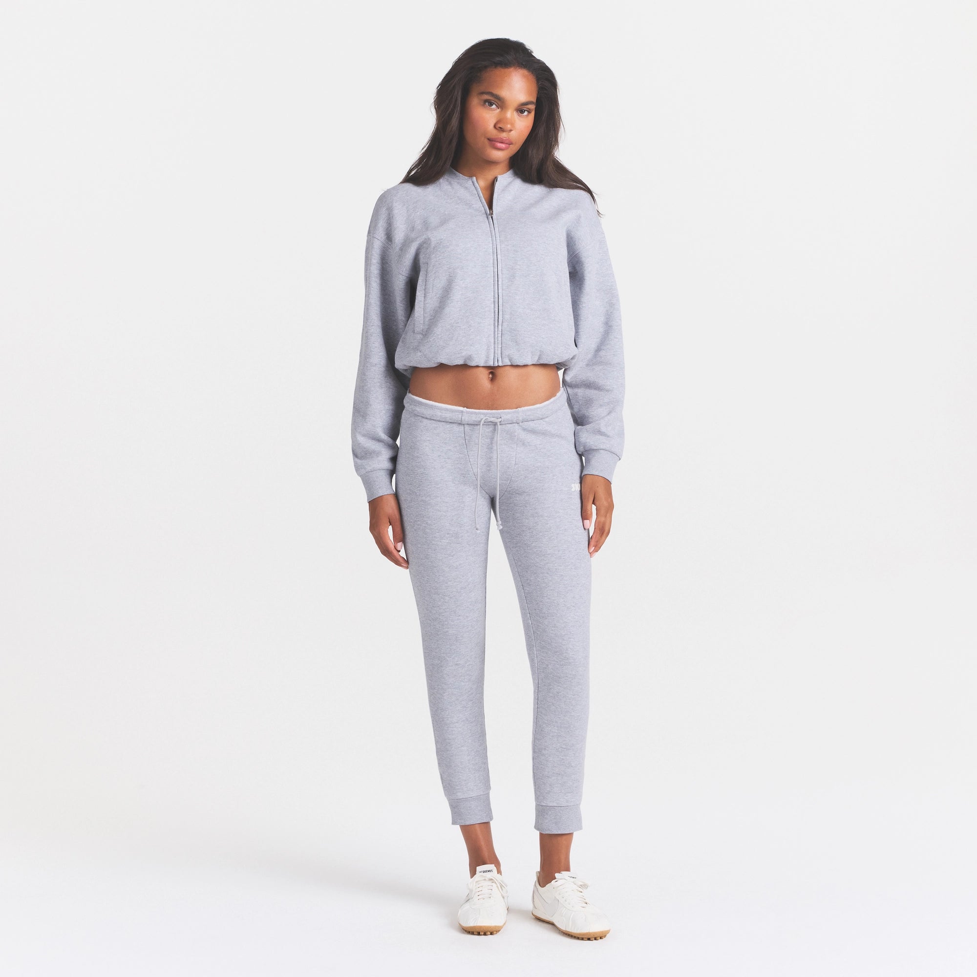 COTTON FLEECE LEGGING | HEATHER GREY ON A MODEL FRONT VIEW @ | FOCUS: 0.0, 1.0, 0.9