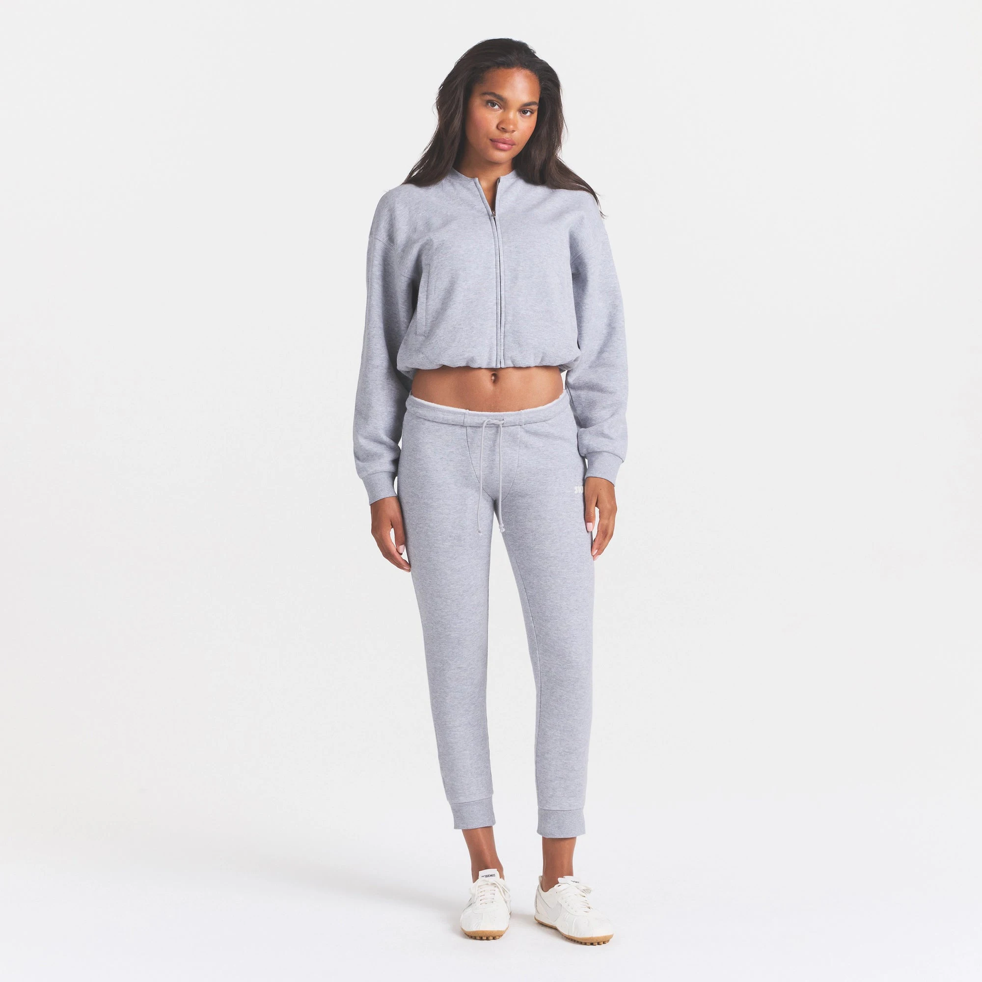 COTTON FLEECE LEGGING | HEATHER GREY ON A MODEL FRONT VIEW @ | FOCUS: 0.0, 1.0, 0.9