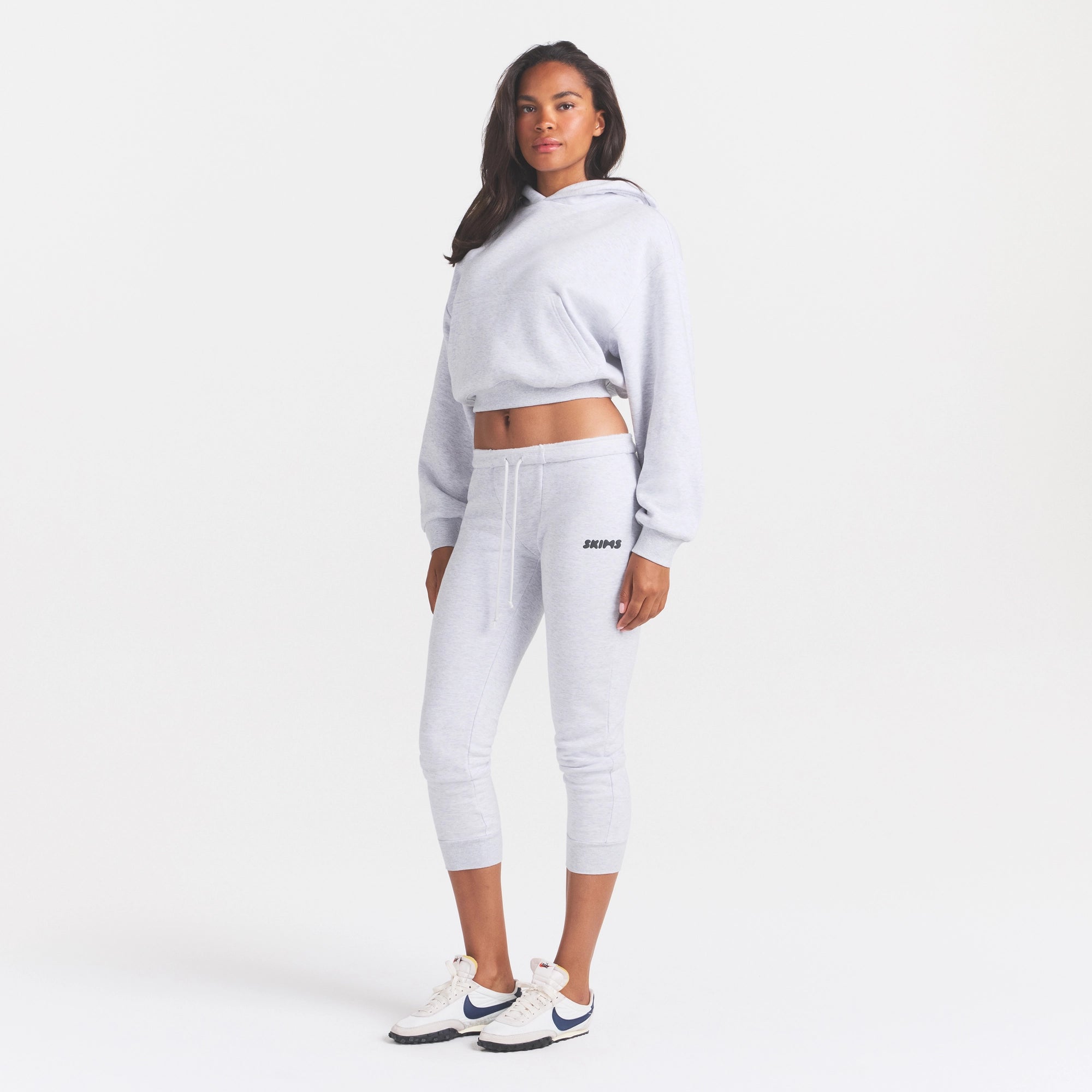 COTTON FLEECE LEGGING | LIGHT HEATHER GREY ON A MODEL FRONT VIEW @ | FOCUS: 0.0, 1.0, 0.9