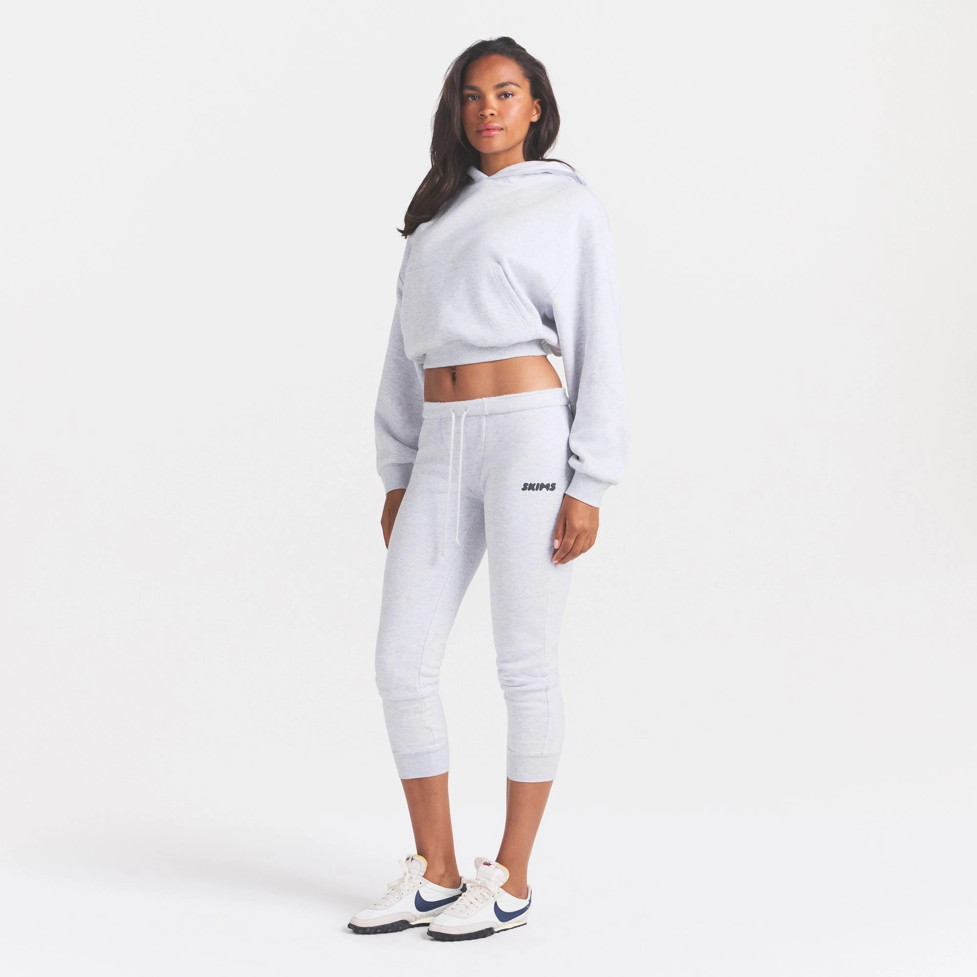 COTTON FLEECE LEGGING | LIGHT HEATHER GREY ON A MODEL FRONT VIEW @ | FOCUS: 0.0, 1.0, 0.9