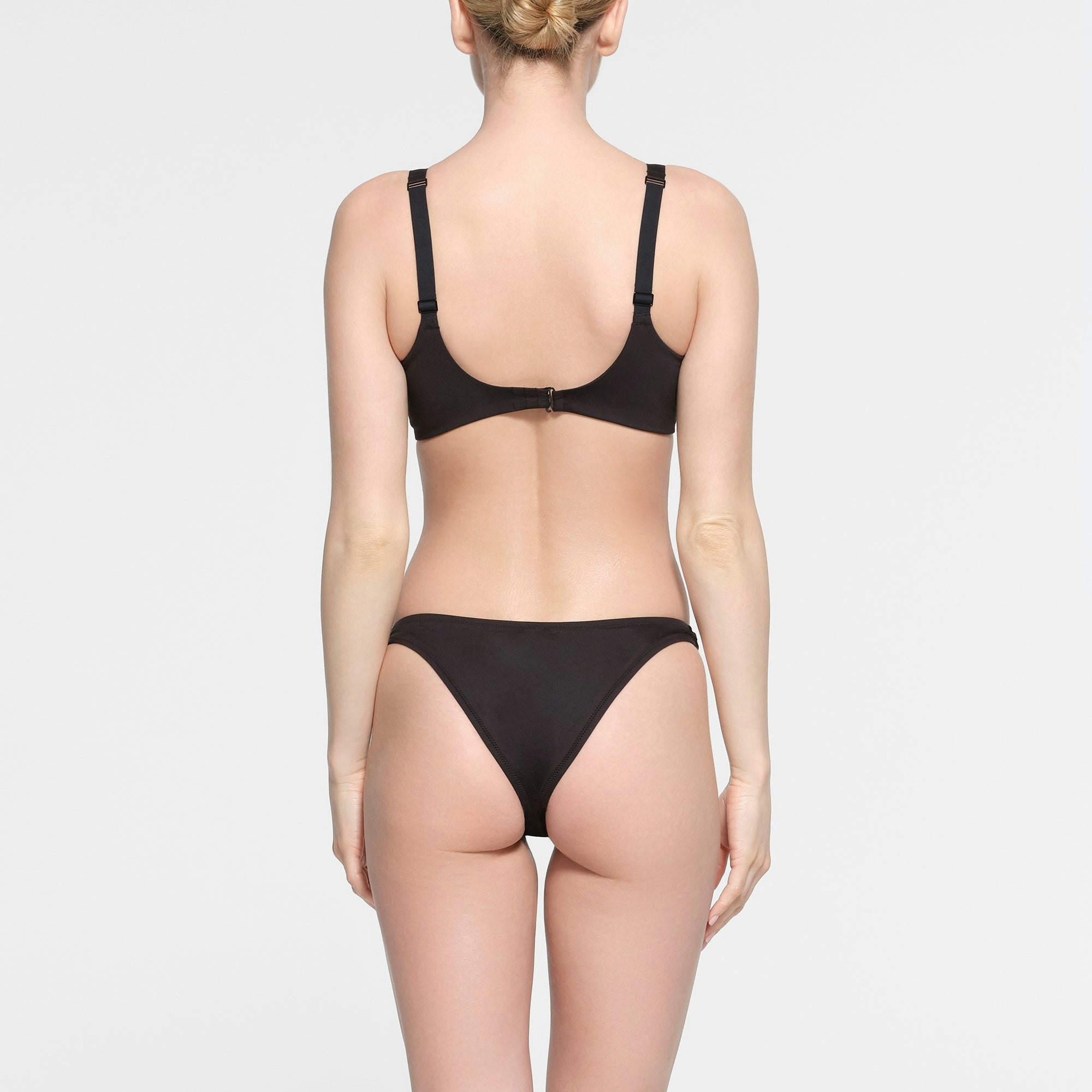 SIGNATURE SWIM SCOOP BIKINI TOP | ONYX ON A MODEL BACK VIEW