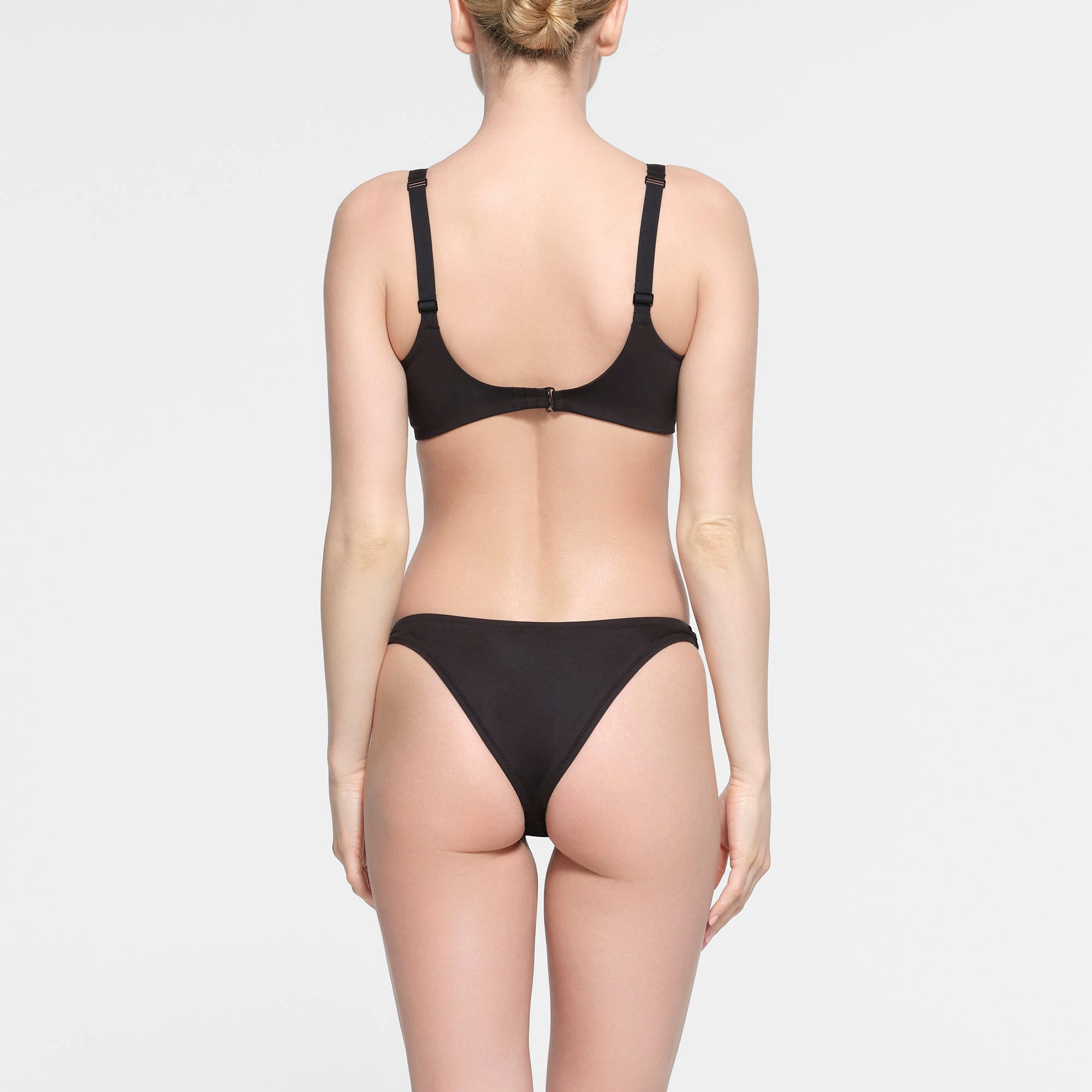 SIGNATURE SWIM SCOOP BIKINI TOP | ONYX ON A MODEL BACK VIEW