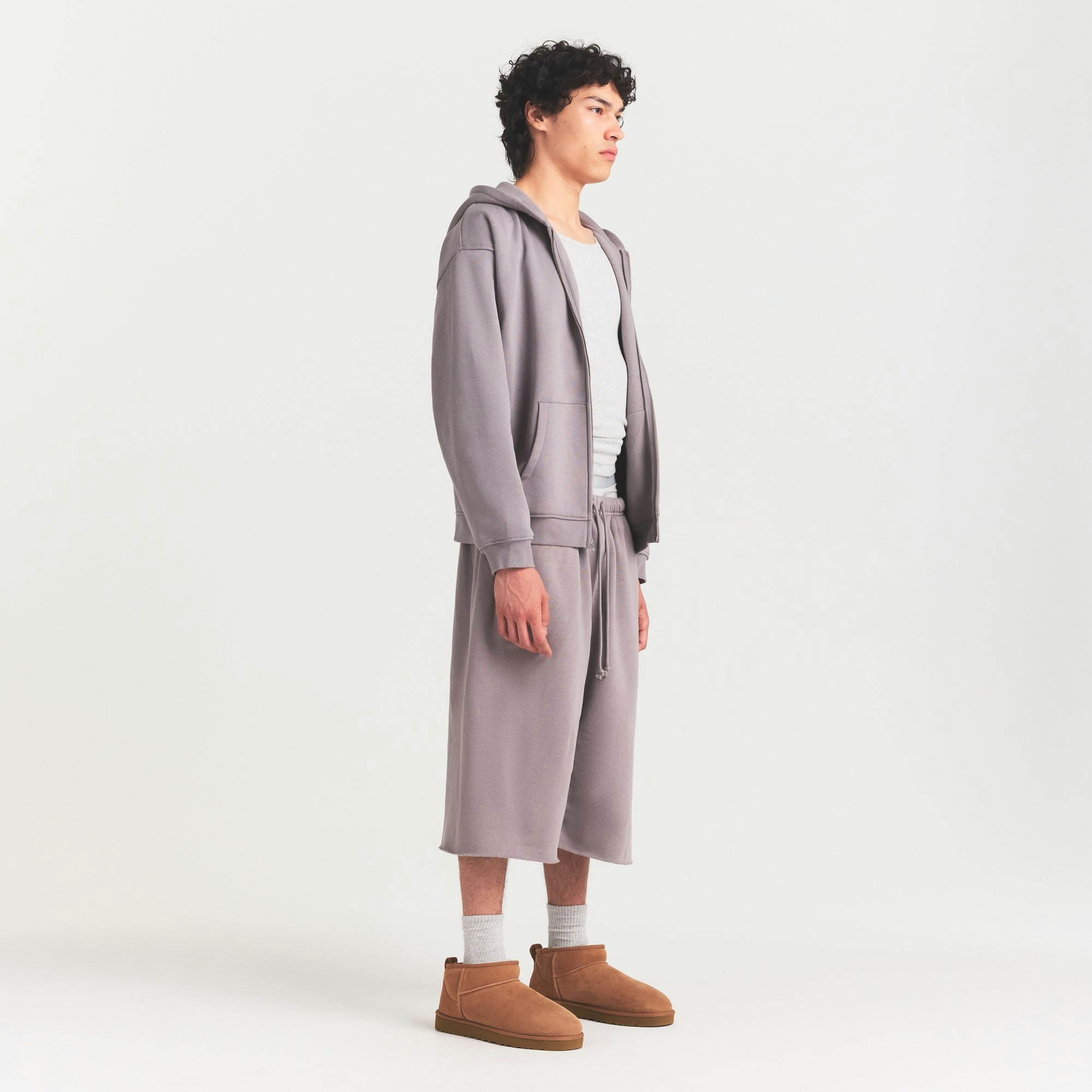 FLEECE LOUNGE MENS RELAXED LONG SHORT | SHADOW ON A MODEL FRONT VIEW @ | FOCUS: 0.0, 1.0, 0.9