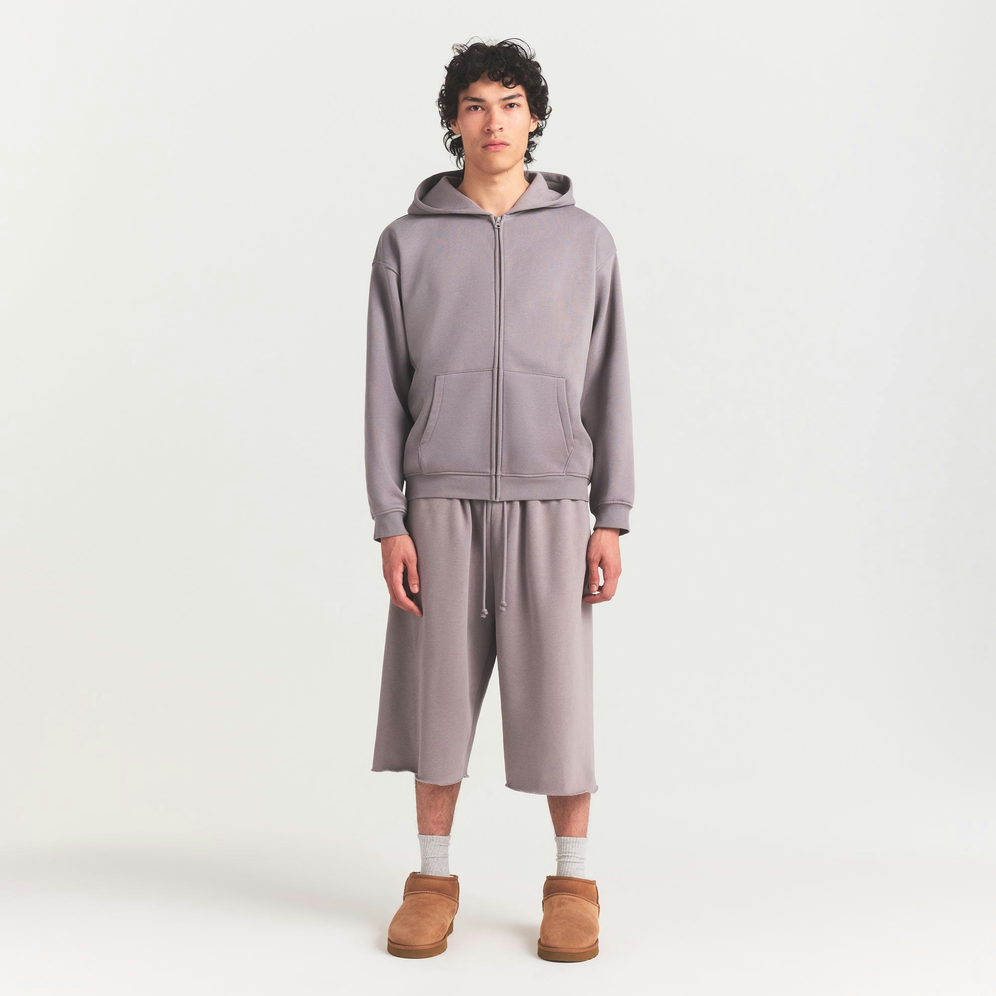 FLEECE LOUNGE MENS RELAXED LONG SHORT | SHADOW ON A MODEL FRONT VIEW @ | FOCUS: 0.0, 1.0, 0.9