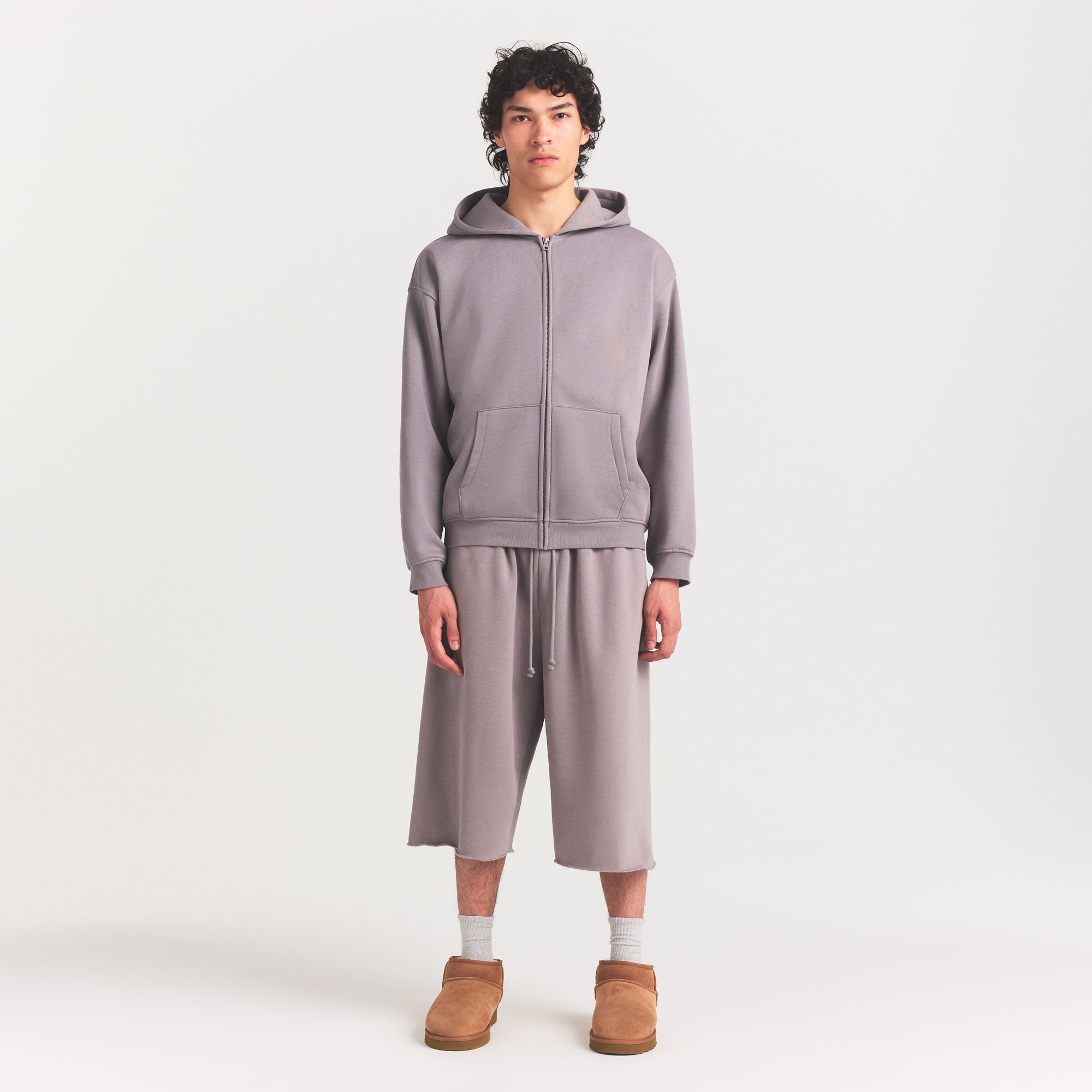 FLEECE LOUNGE MENS RELAXED LONG SHORT | SHADOW ON A MODEL FRONT VIEW @ | FOCUS: 0.0, 1.0, 0.9