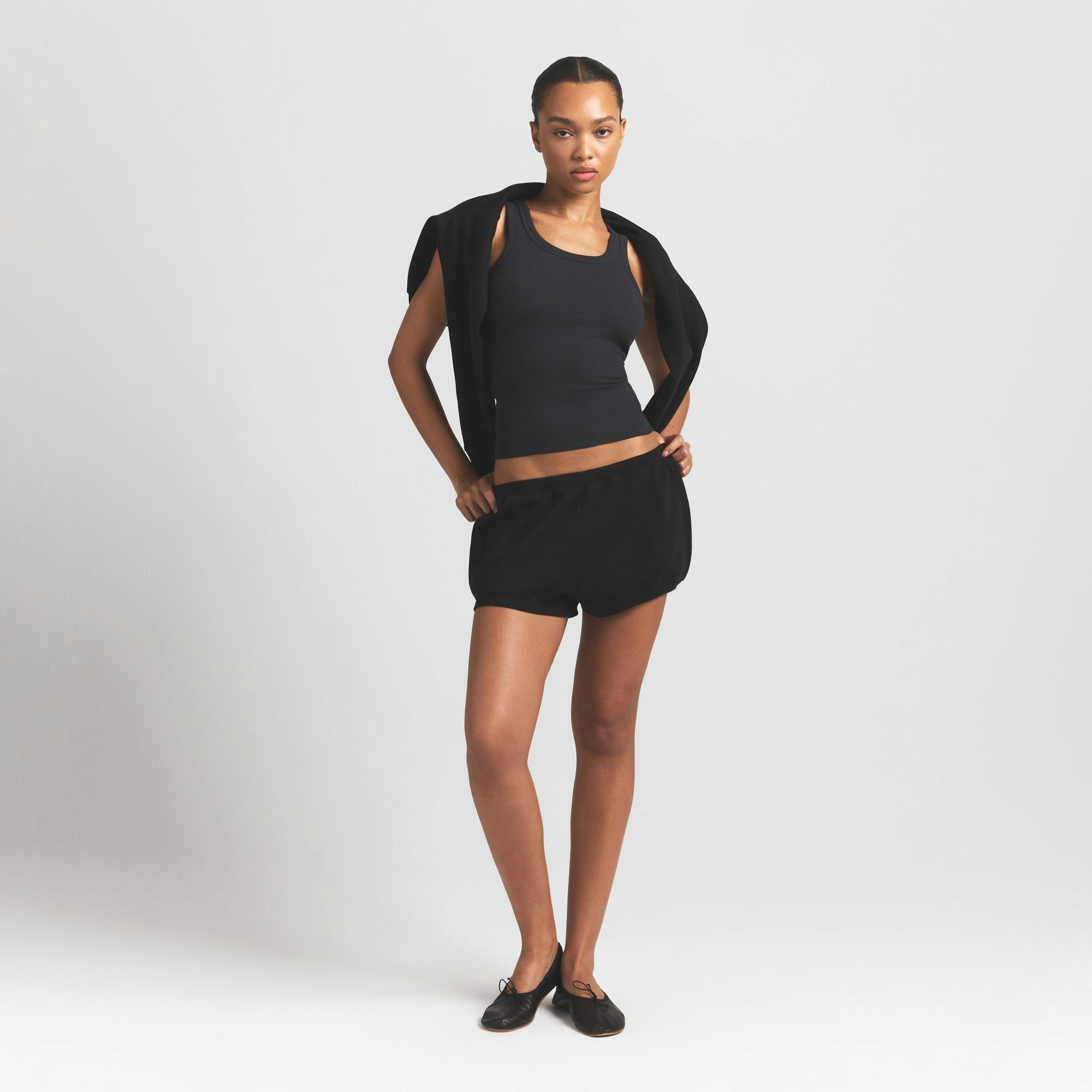 COTTON FLEECE BUBBLE HEM SHORT | ONYX ON A MODEL FRONT VIEW S | FOCUS: 0.0, 1.0, 0.9