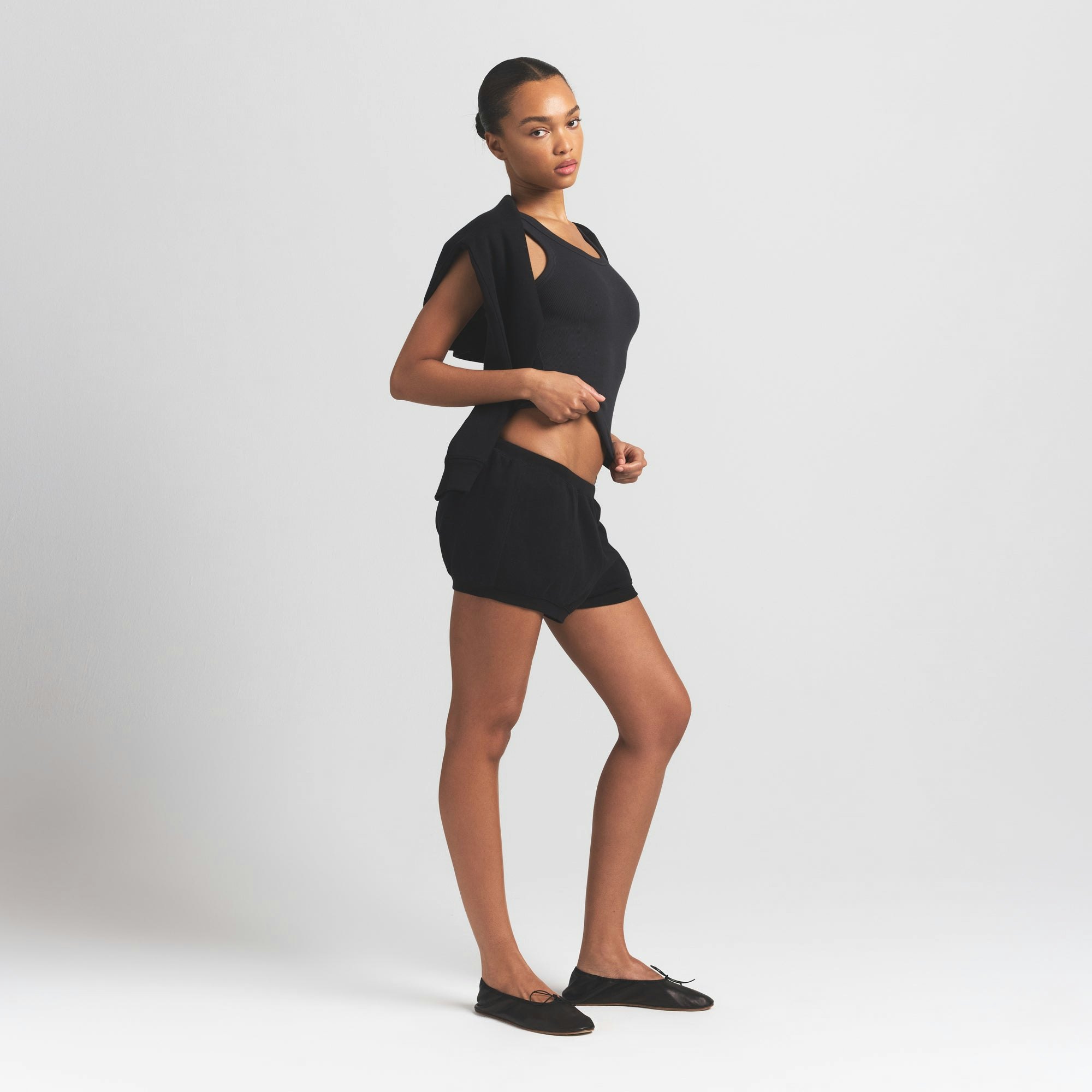 COTTON FLEECE BUBBLE HEM SHORT | ONYX ON A MODEL SIDE VIEW @ | FOCUS: 0.9, 0.1, 0.7