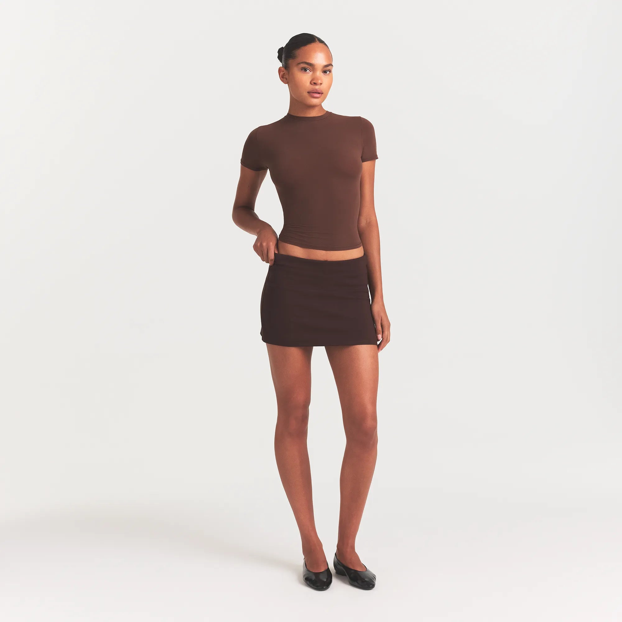 THE ESSENTIAL COLLECTION MINI SKORT | ESPRESSO ON A MODEL FRONT VIEW @ | FOCUS: 0.0, 1.0, 0.9