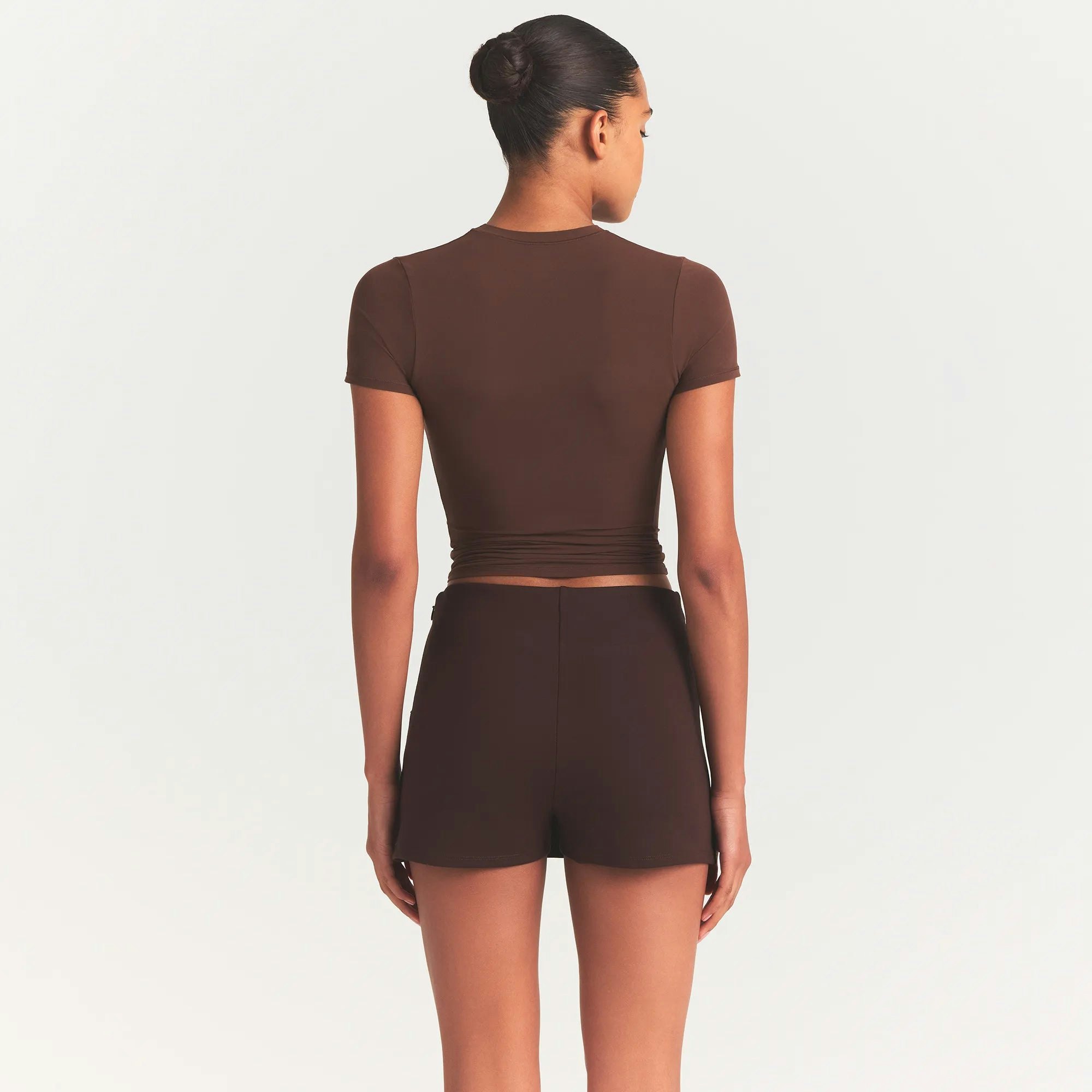 THE ESSENTIAL COLLECTION MINI SKORT | ESPRESSO ON A MODEL BACK VIEW @ | FOCUS: 0.0, 1.0, 0.9