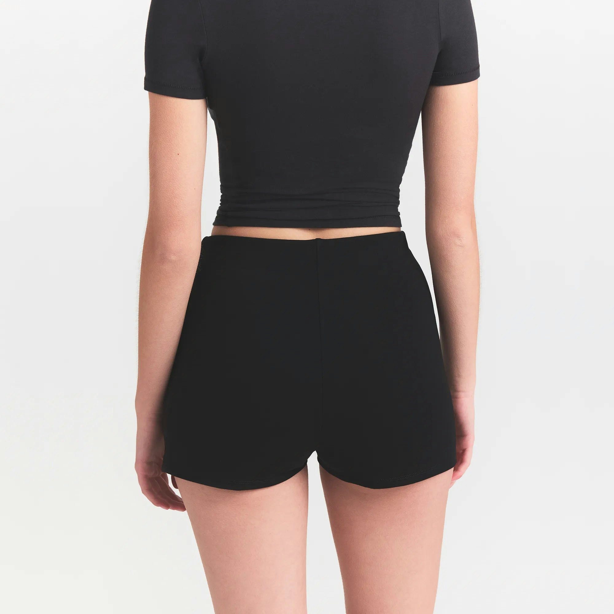 THE ESSENTIAL COLLECTION MINI SKORT | OBSIDIAN ON A MODEL BACK VIEW @ | FOCUS: 0.0, 1.0, 0.9 
