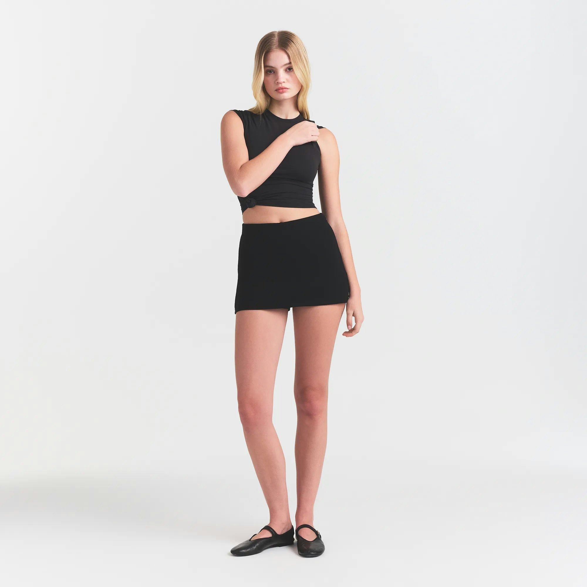 THE ESSENTIAL COLLECTION MINI SKORT | OBSIDIAN ON A MODEL FRONT VIEW @ | FOCUS: 0.0, 1.0, 0.9 
