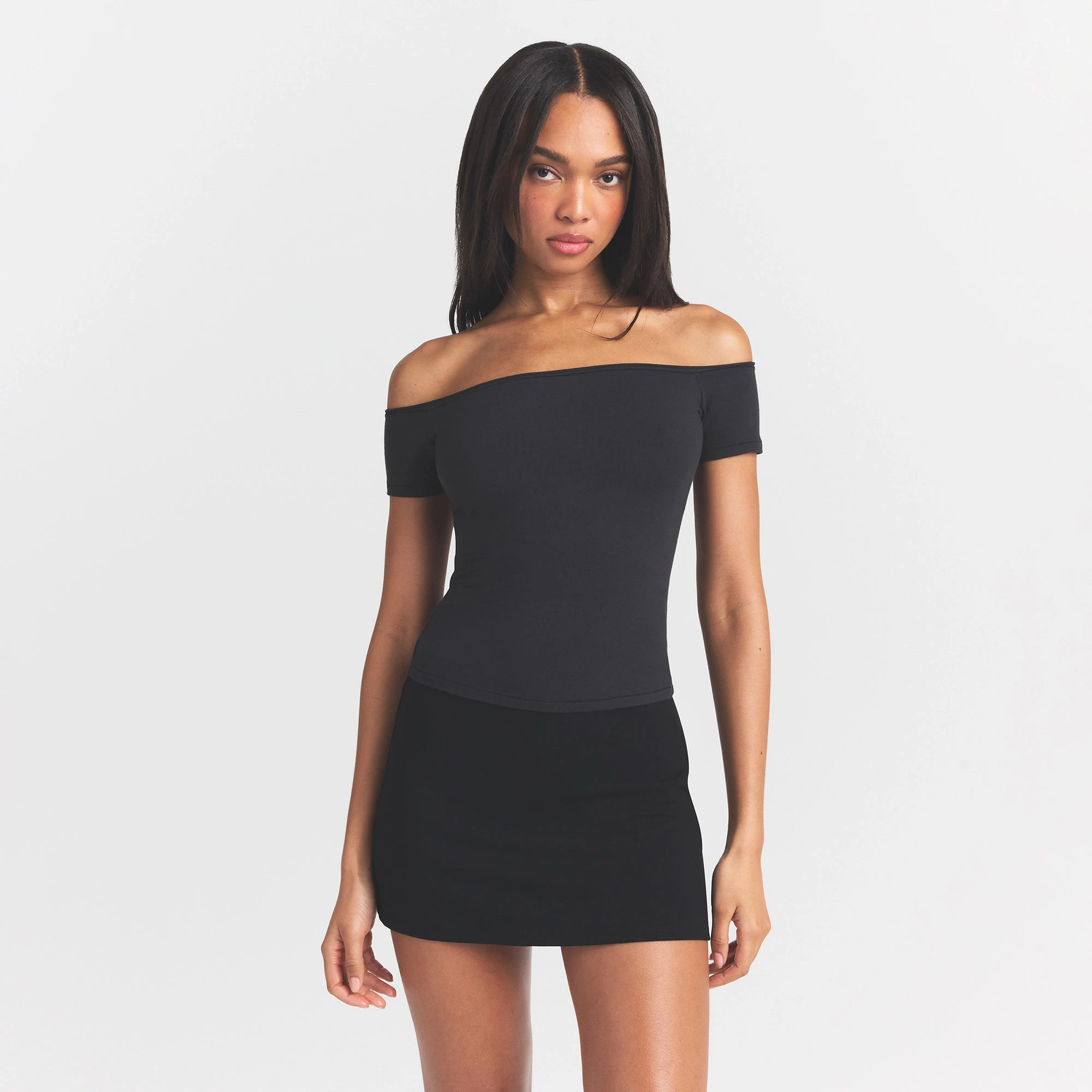THE ESSENTIAL COLLECTION MINI SKORT | OBSIDIAN ON A MODEL FRONT VIEW @ | FOCUS: 0.0, 1.0, 0.9