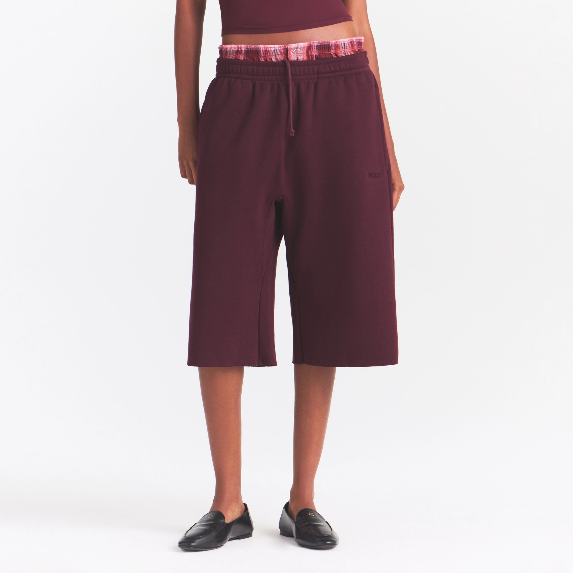 COTTON FLEECE LONG SHORT | CURRANT ON A MODEL SIDE VIEW @ | FOCUS: 0.0, 1.0, 0.9