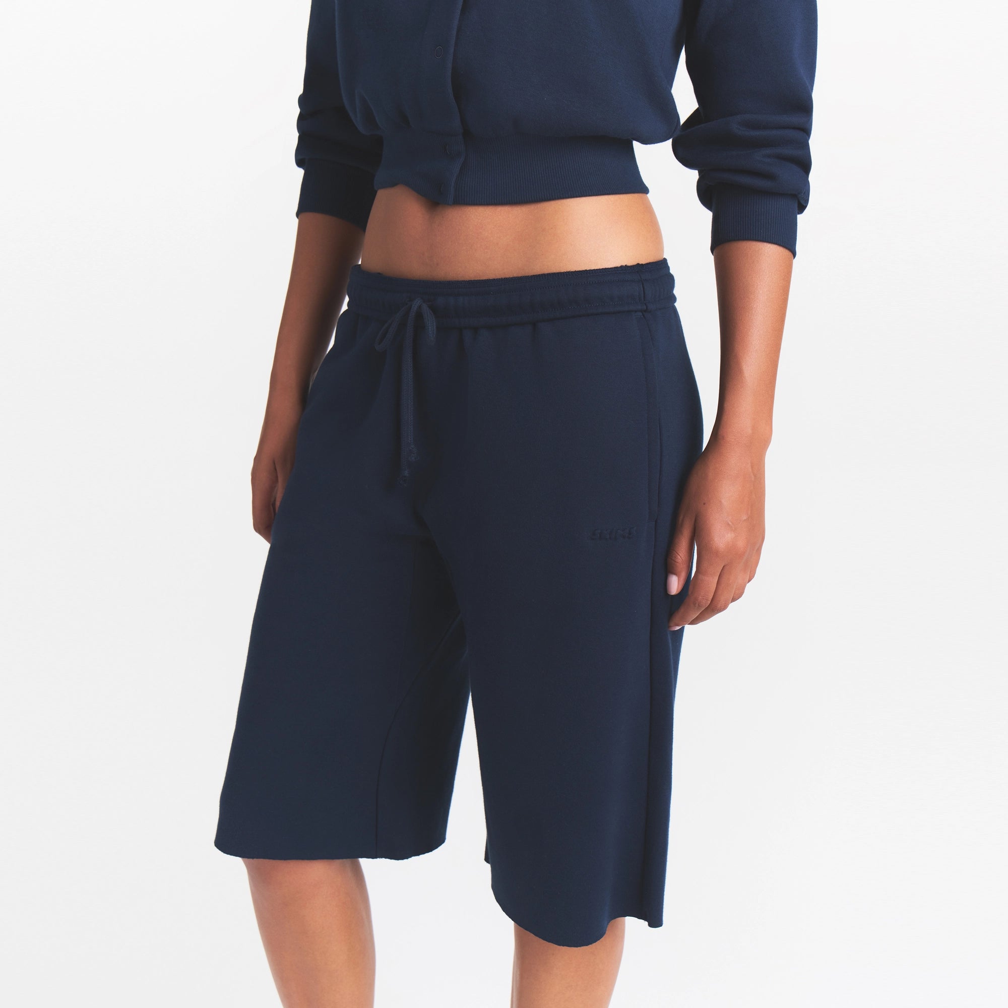 COTTON FLEECE LONG SHORT | NAVY ON A MODEL SIDE VIEW @ | FOCUS: 0.0, 1.0, 0.9