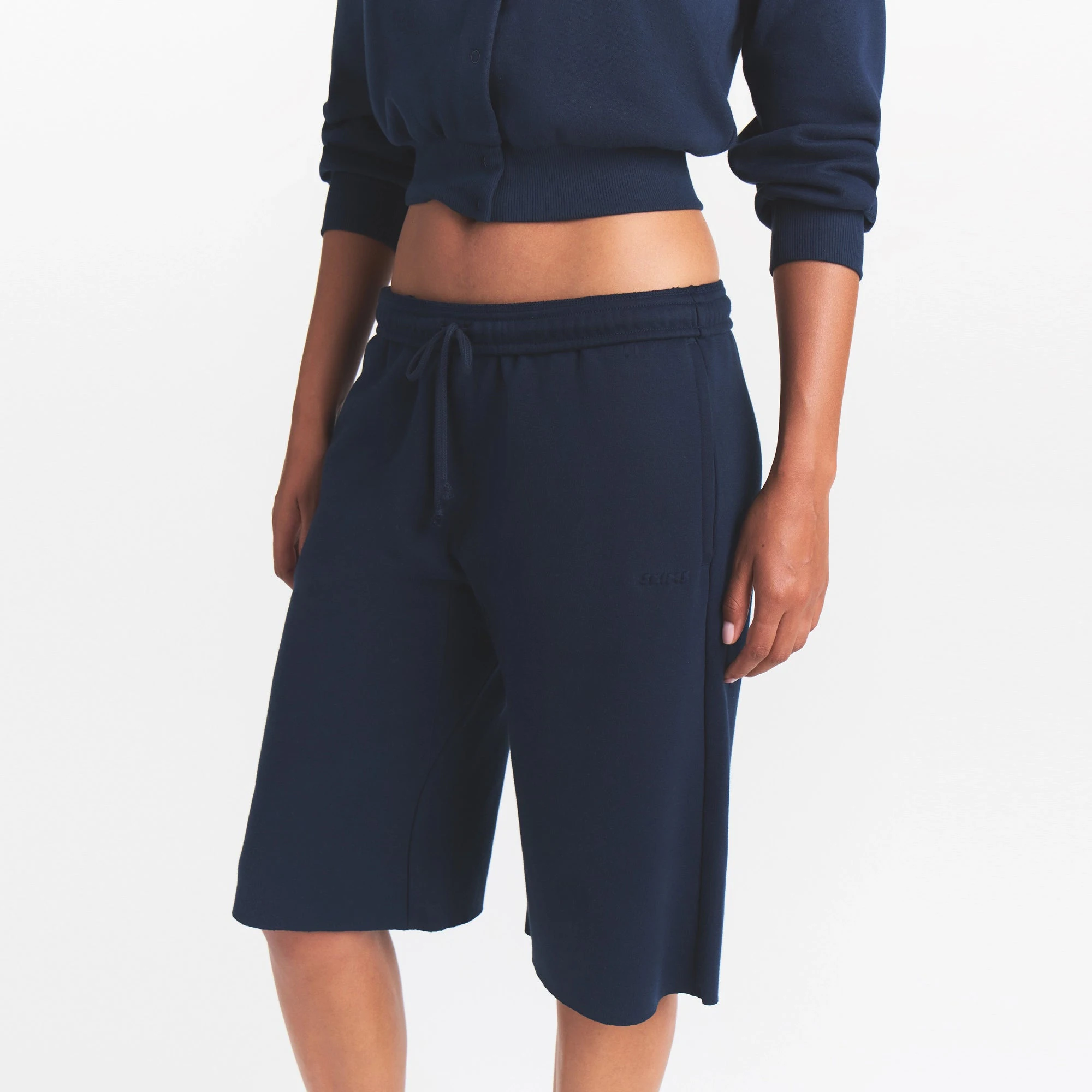 COTTON FLEECE LONG SHORT | NAVY ON A MODEL SIDE VIEW @ | FOCUS: 0.0, 1.0, 0.9