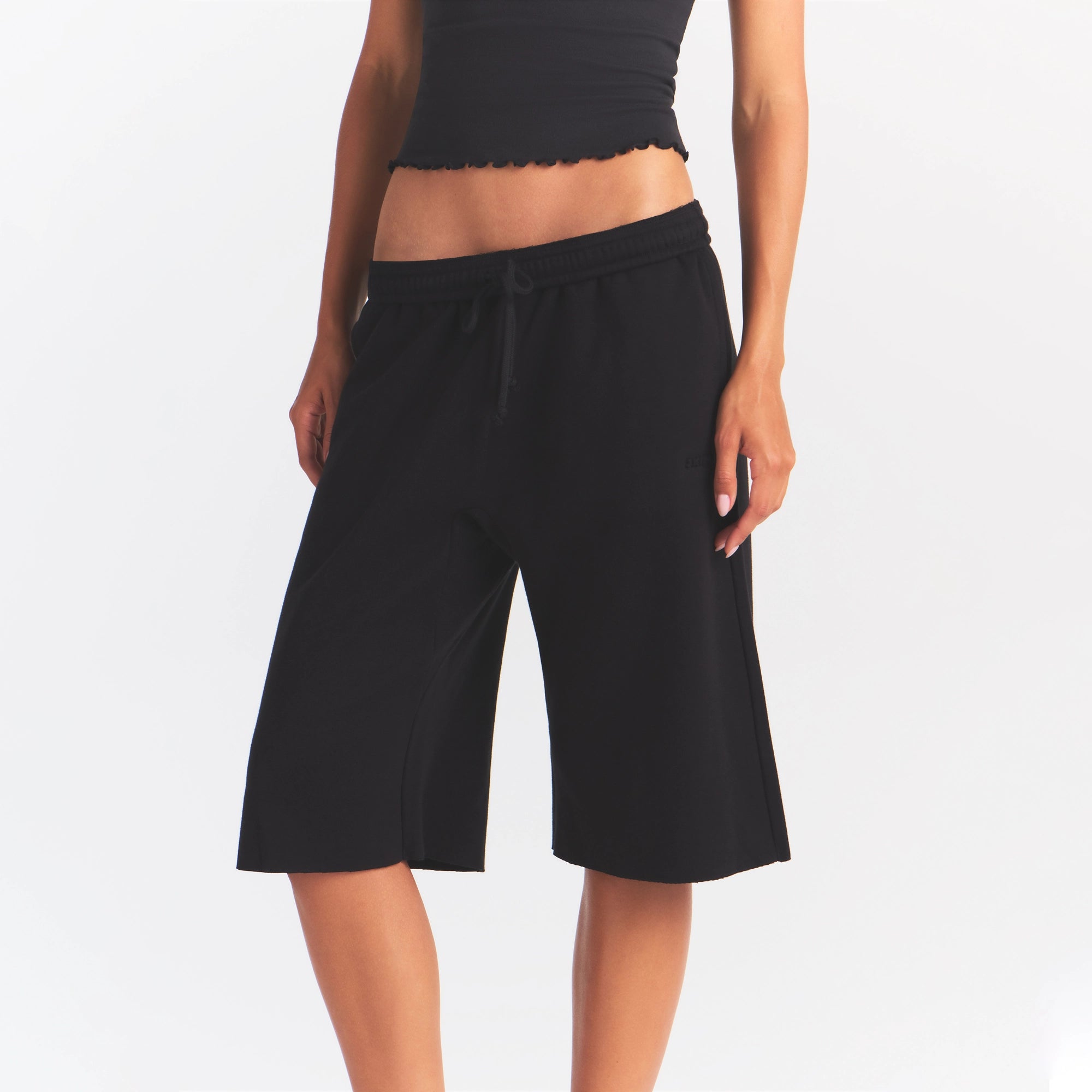 COTTON FLEECE LONG SHORT | ONYX ON A MODEL SIDE VIEW @ | FOCUS: 0.0, 1.0, 0.9