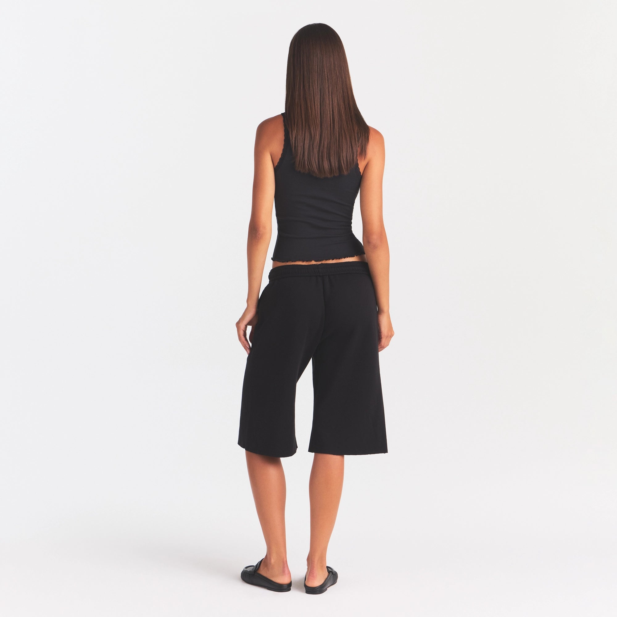 COTTON FLEECE LONG SHORT | ONYX ON A MODEL FRONT VIEW @ | FOCUS: 0.0, 1.0, 0.9