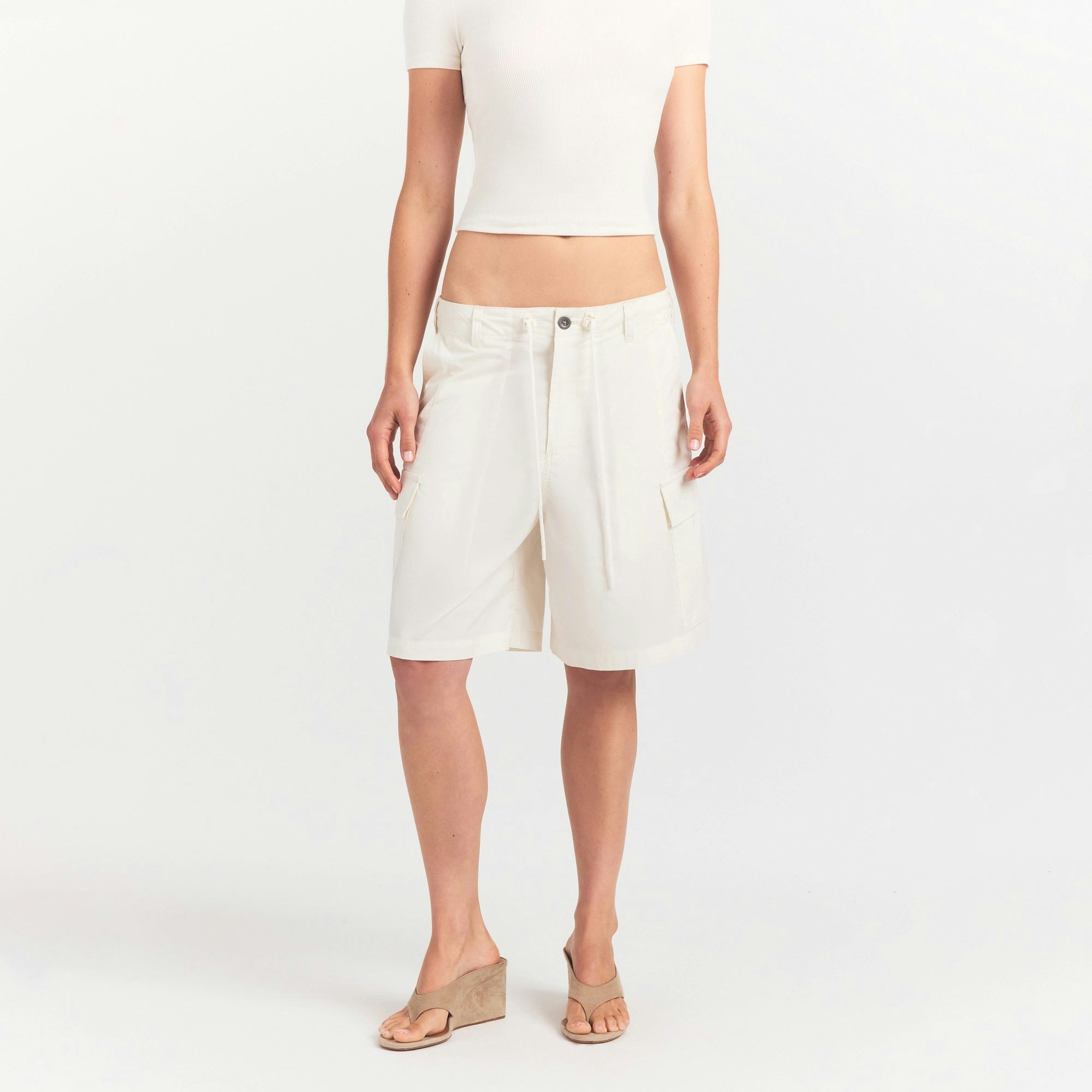 WOVEN COTTON OVERSIZED CARGO SHORT | EGRET ON A MODEL SIDE VIEW @ | FOCUS: 0.0, 1.0, 0.9