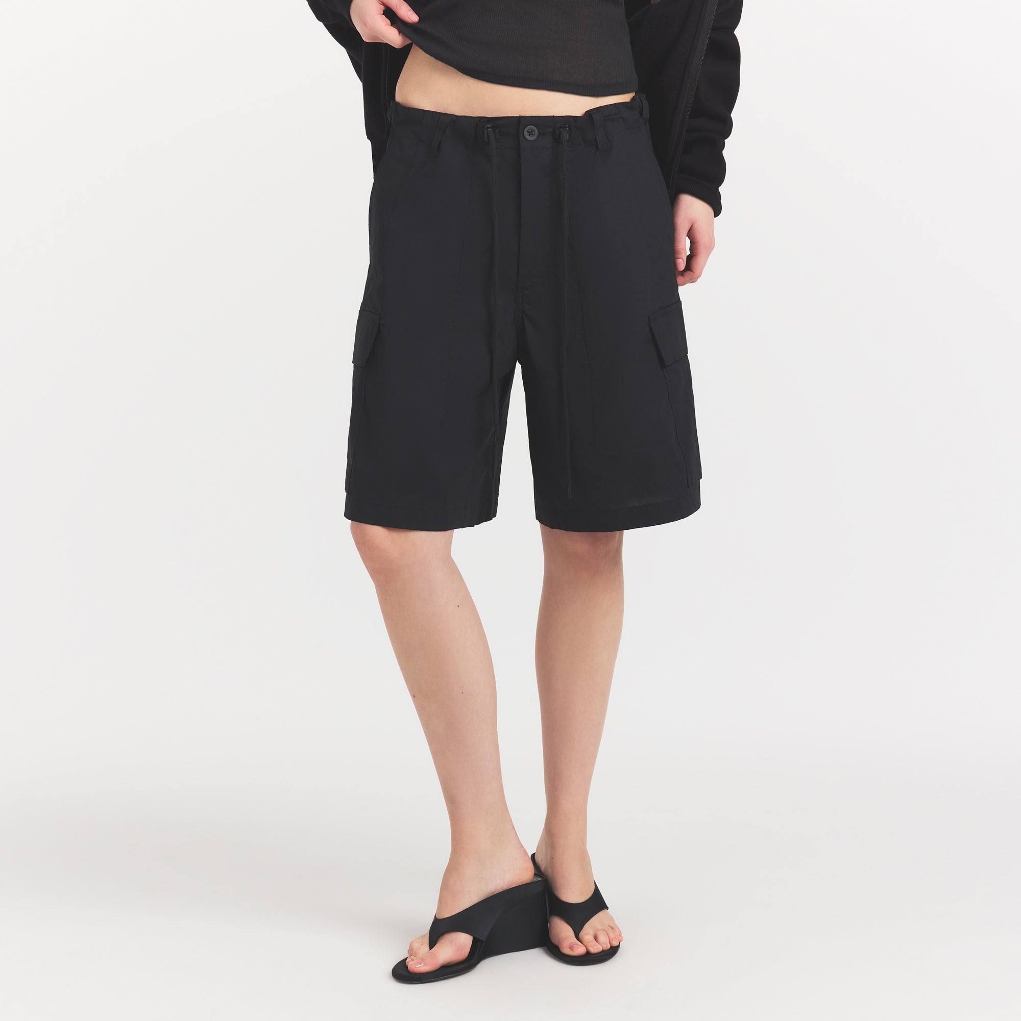 WOVEN COTTON CARGO SHORT | ONYX ON A MODEL SIDE VIEW