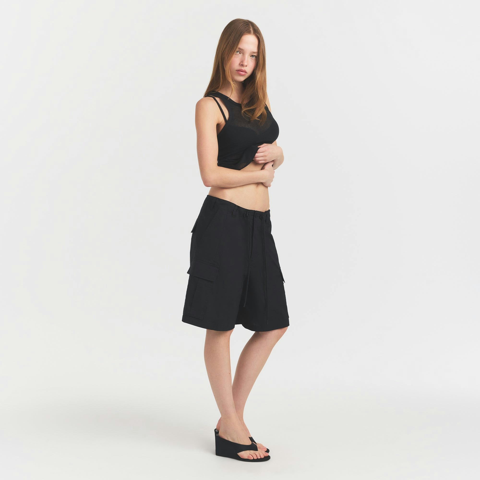 WOVEN COTTON CARGO SHORT | ONYX ON A MODEL FRONT VIEW