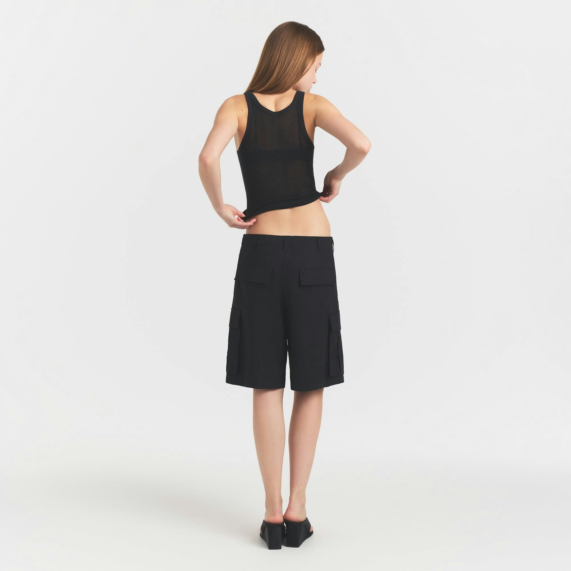 WOVEN COTTON CARGO SHORT | ONYX ON A MODEL FRONT VIEW