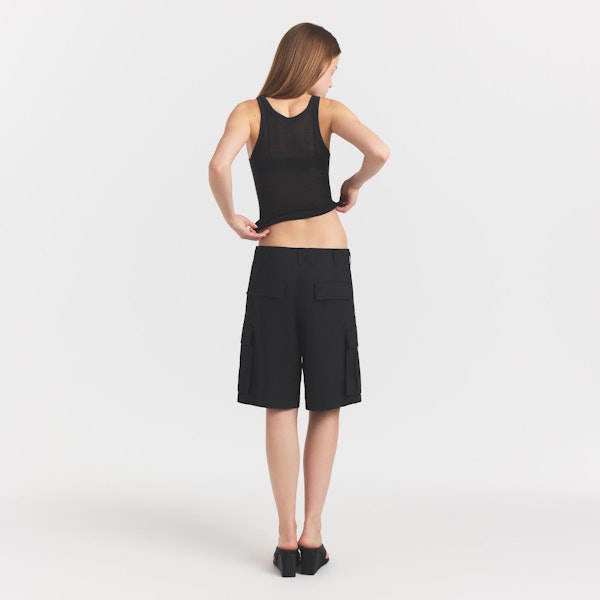 WOVEN COTTON CARGO SHORT | ONYX ON A MODEL FRONT VIEW