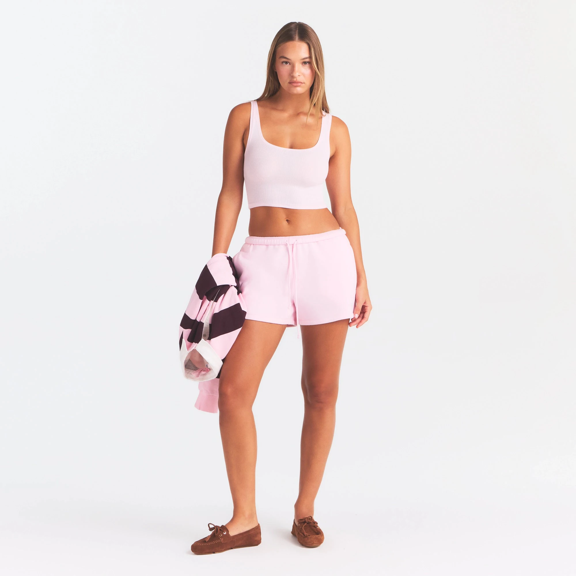 COTTON FLEECE CLASSIC SHORT | CHERRY BLOSSOM ON A MODEL FRONT VIEW @ | FOCUS: 0.0, 1.0, 0.9