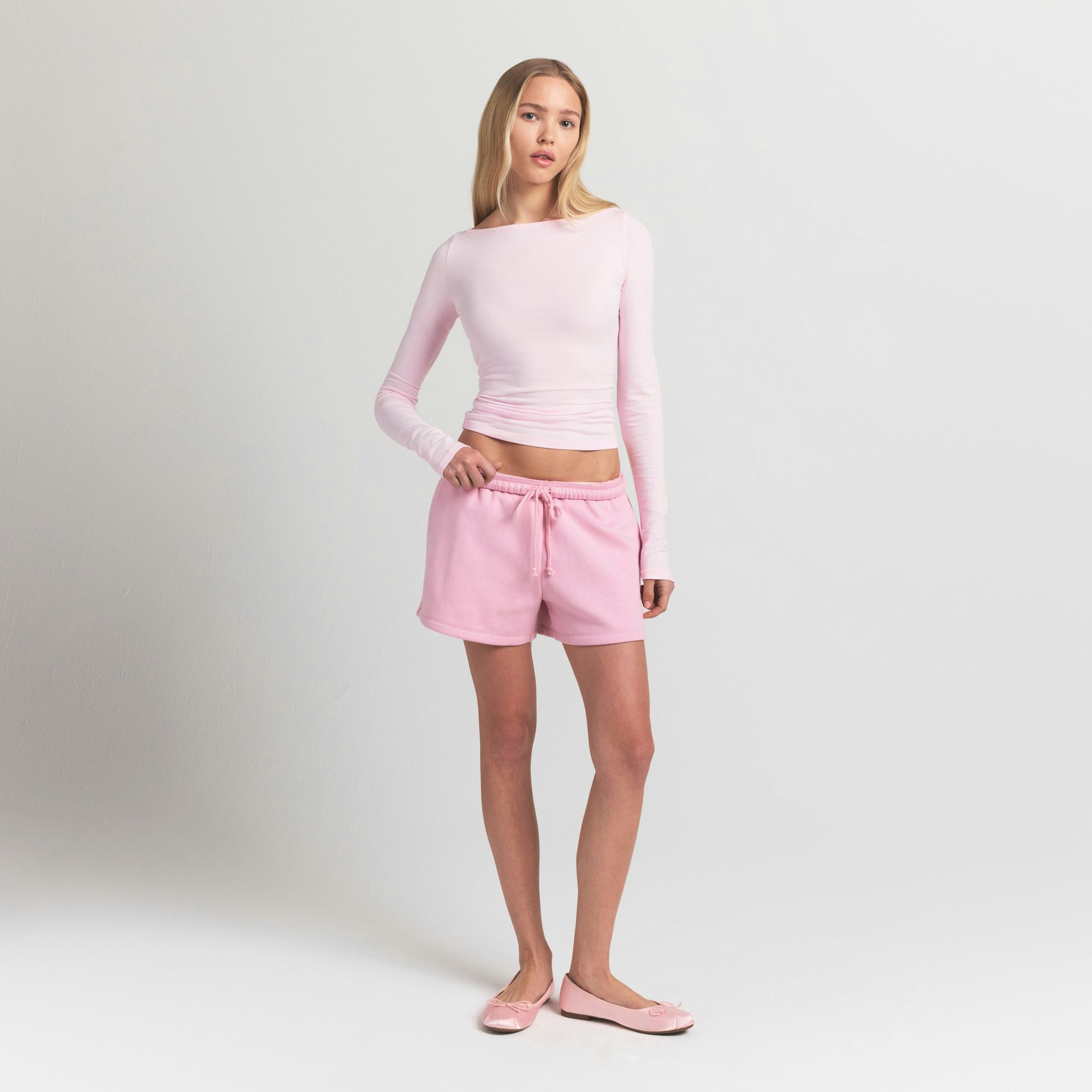 COTTON FLEECE CLASSIC SHORT | HALITE ON A MODEL FRONT VIEW @ | FOCUS: 0.9, 0.1, 0.7