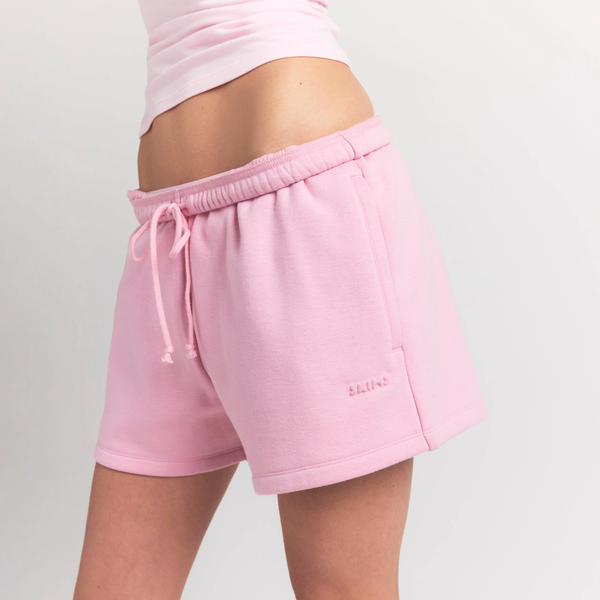 COTTON FLEECE CLASSIC SHORT | HALITE ON A MODEL FRONT VIEW S | FOCUS: 0.0, 1.0, 0.9