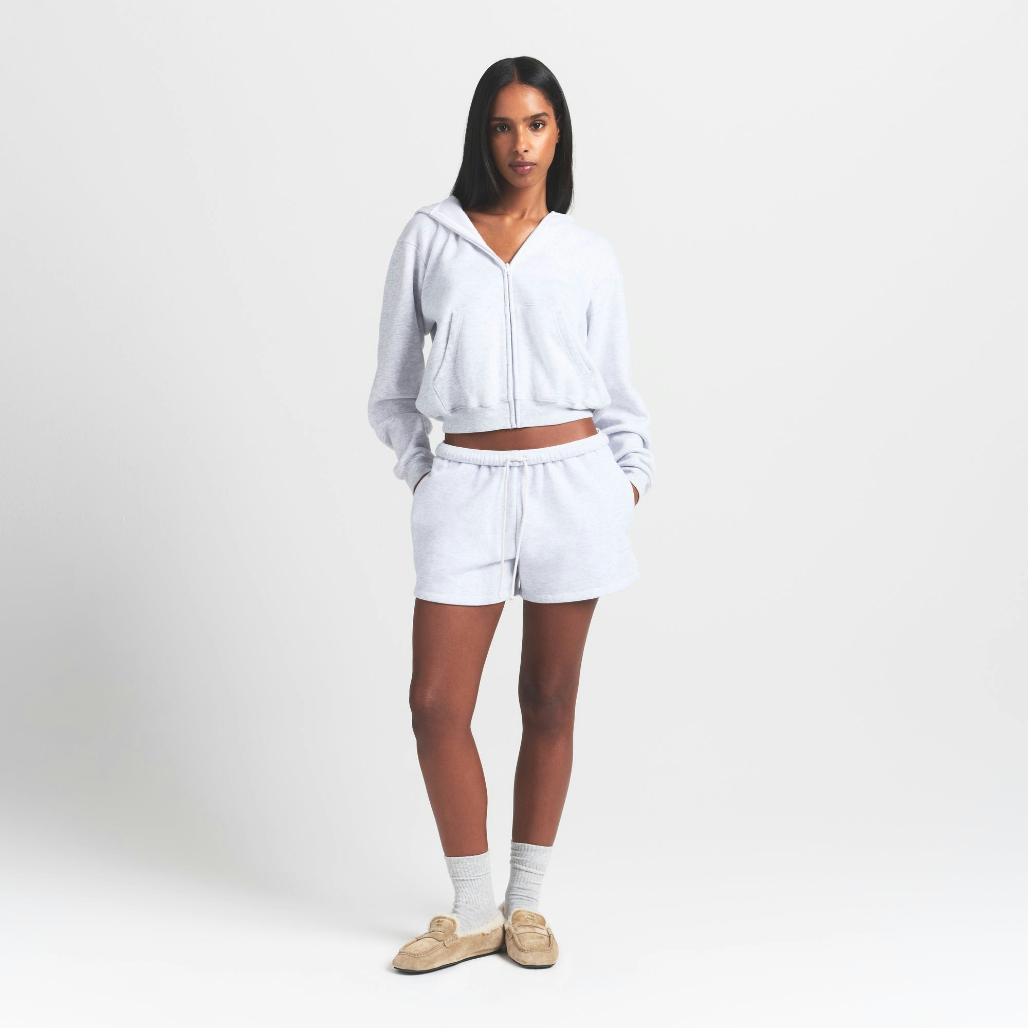 COTTON FLEECE CLASSIC SHORT | LIGHT HEATHER GREY ON A MODEL FRONT VIEW S | FOCUS: 0.0, 1.0, 0.9