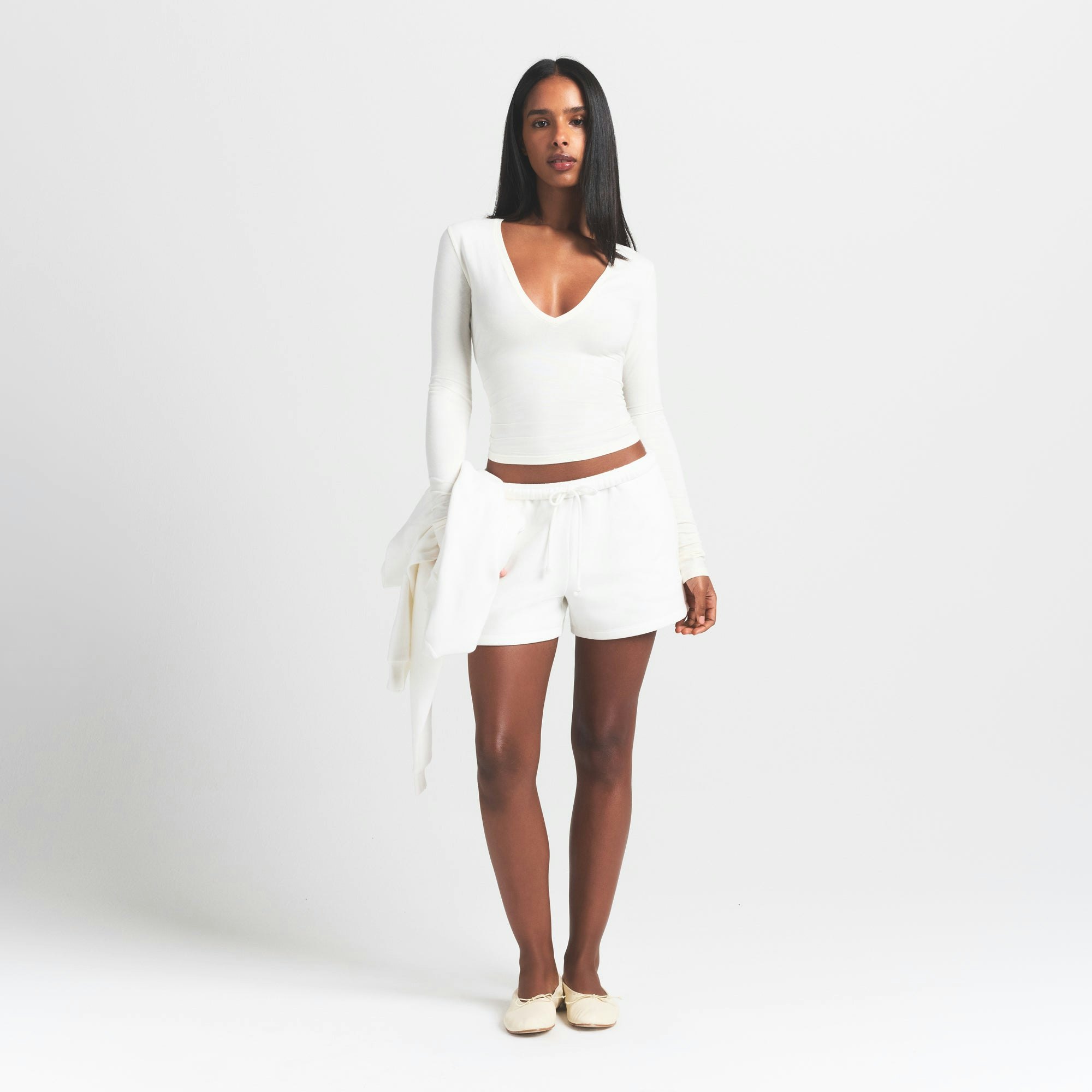 COTTON FLEECE CLASSIC SHORT | MARBLE ON A MODEL FRONT VIEW S | FOCUS: 0.0, 1.0, 0.9