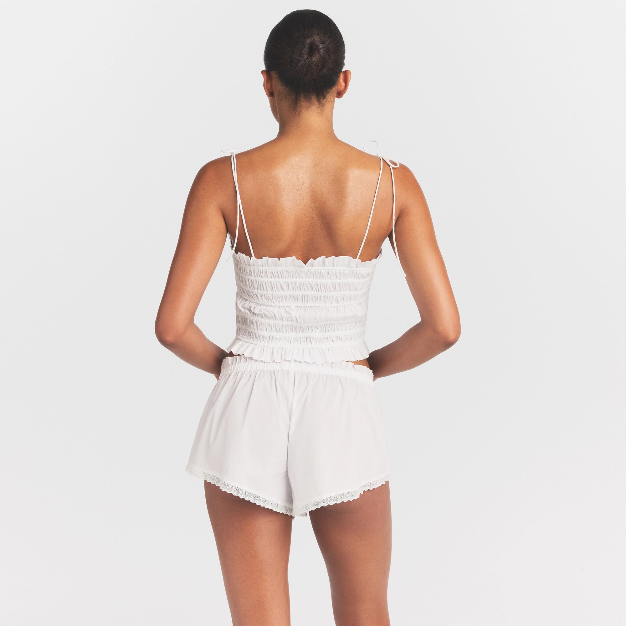 COTTON POPLIN SHORT | SNOW ON A MODEL SIDE VIEW