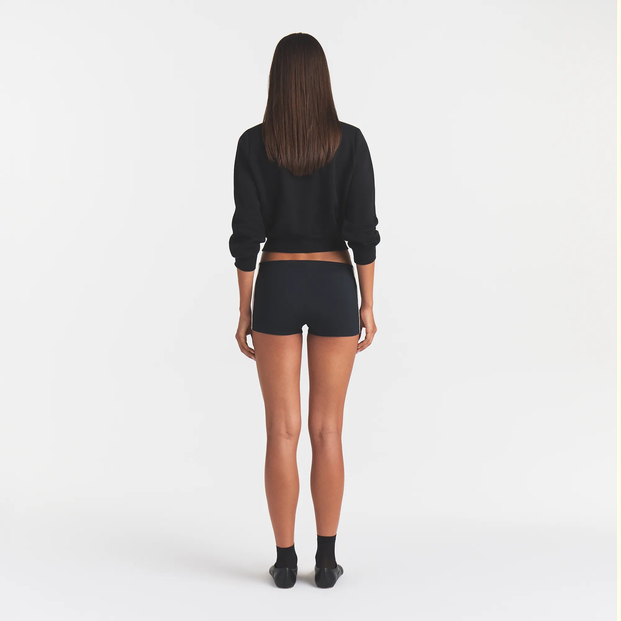 SMOOTH LAYERS MICRO SHORT | ONYX ECRU CONTRAST ON A MODEL | FOCUS: 0.0, 1.0, 0.9