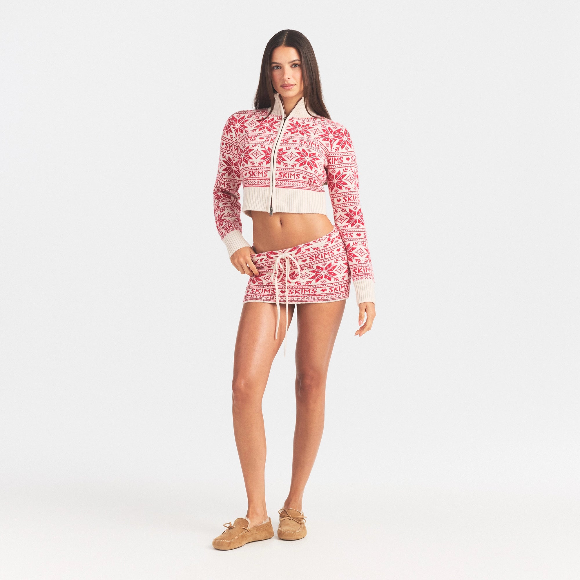 FAIRISLE KNIT SKIRT | SNOW CARDINAL FAIRISLE ON A MODEL FRONT VIEW @ | FOCUS: 0.0, 1.0, 0.9