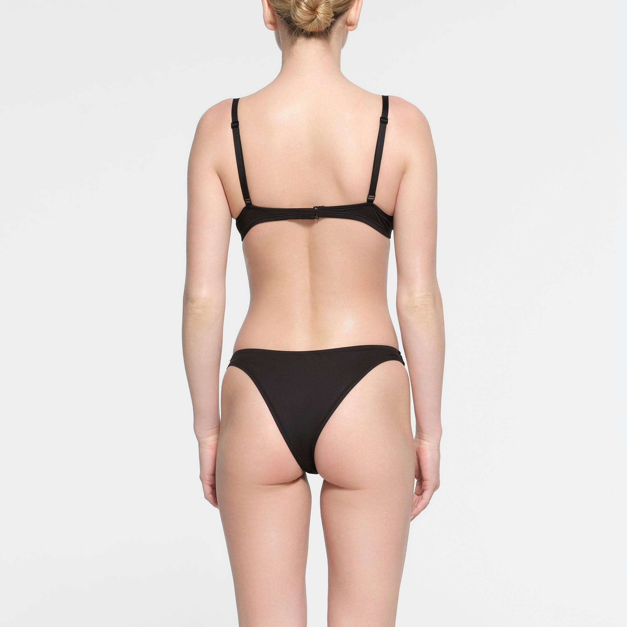 SIGNATURE SWIM UNDERWIRE SCOOP BIKINI TOP | ONYX ON A MODEL BACK VIEW