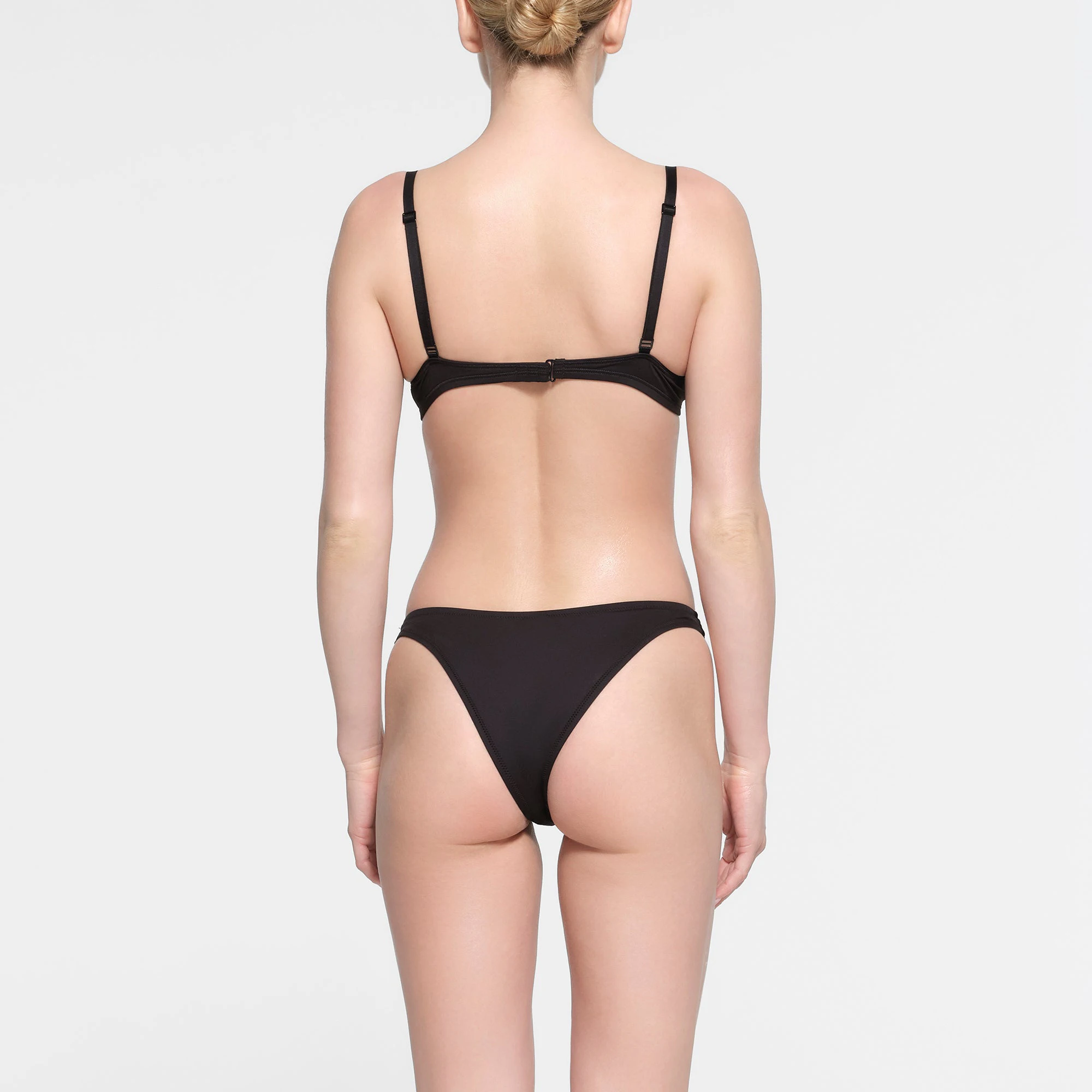 SIGNATURE SWIM UNDERWIRE SCOOP BIKINI TOP | ONYX ON A MODEL BACK VIEW