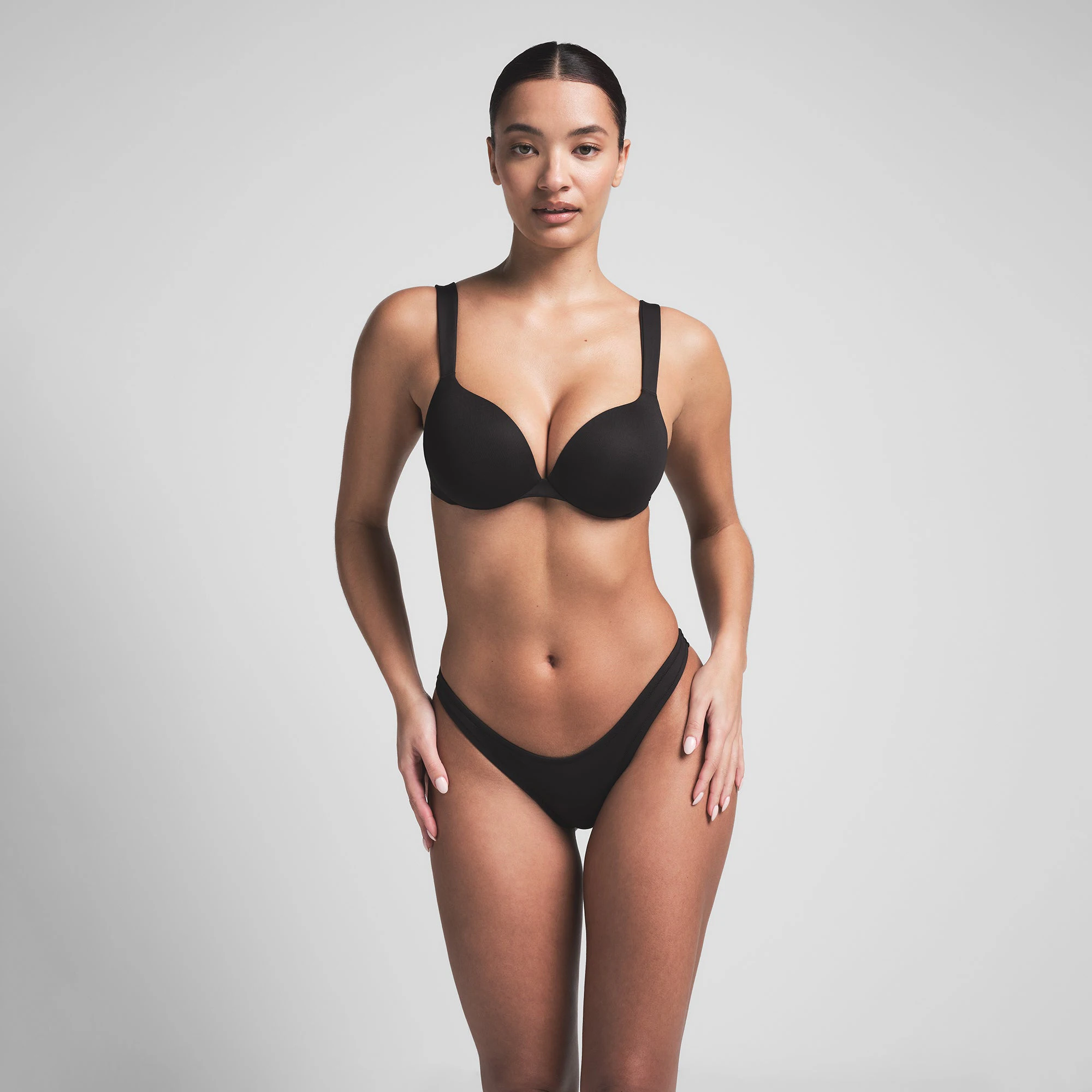 SIGNATURE SWIM ULTIMATE PUSH-UP BIKINI TOP | ONYX ON A MODEL FRONT VIEW | FOCUS: 0.0, 1.0, 0.9