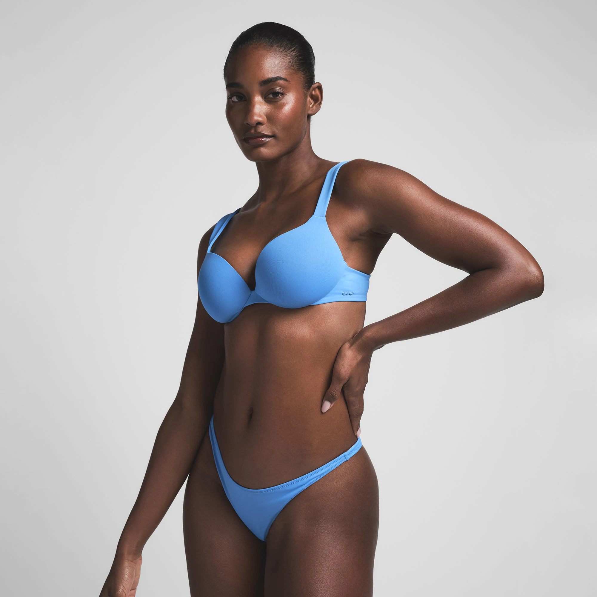 SIGNATURE SWIM ULTIMATE PUSH-UP BIKINI TOP | TIDE ON A MODEL FRONT VIEW | FOCUS: 0.0, 1.0, 0.9