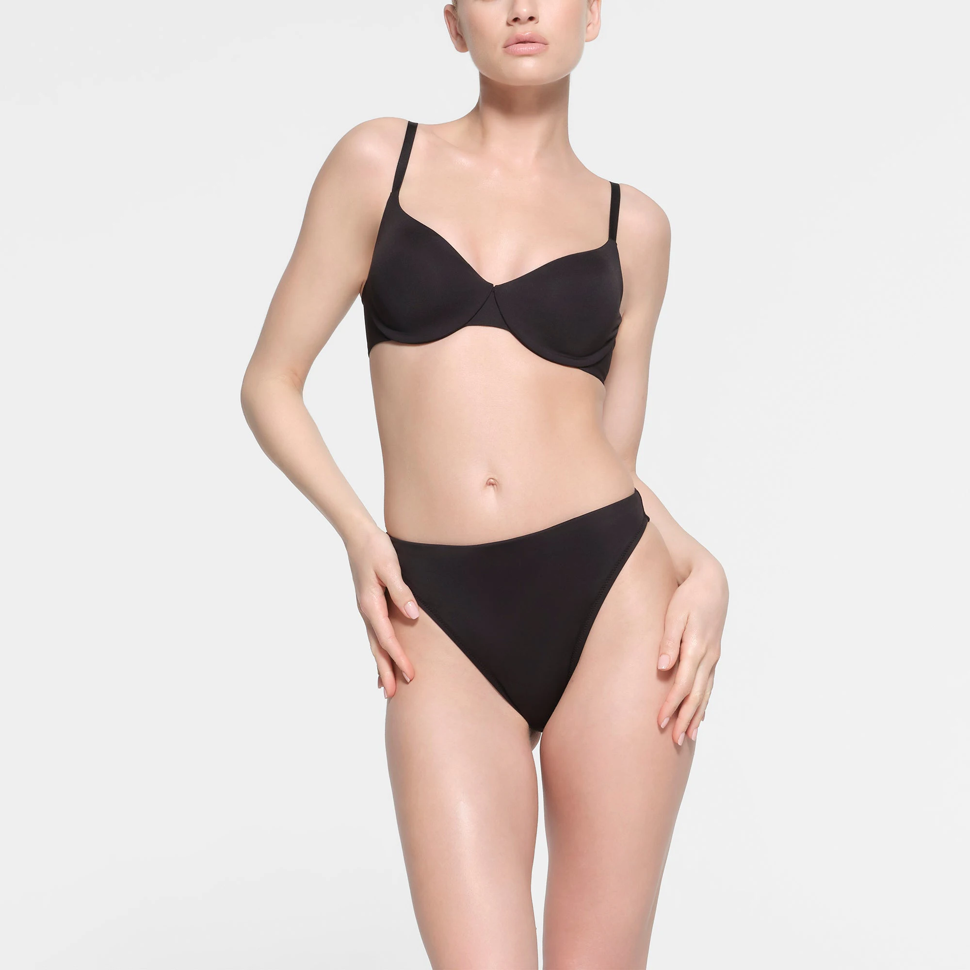 SIGNATURE SWIM FULL COVERAGE BIKINI TOP | ONYX ON A MODEL FRONT VIEW
