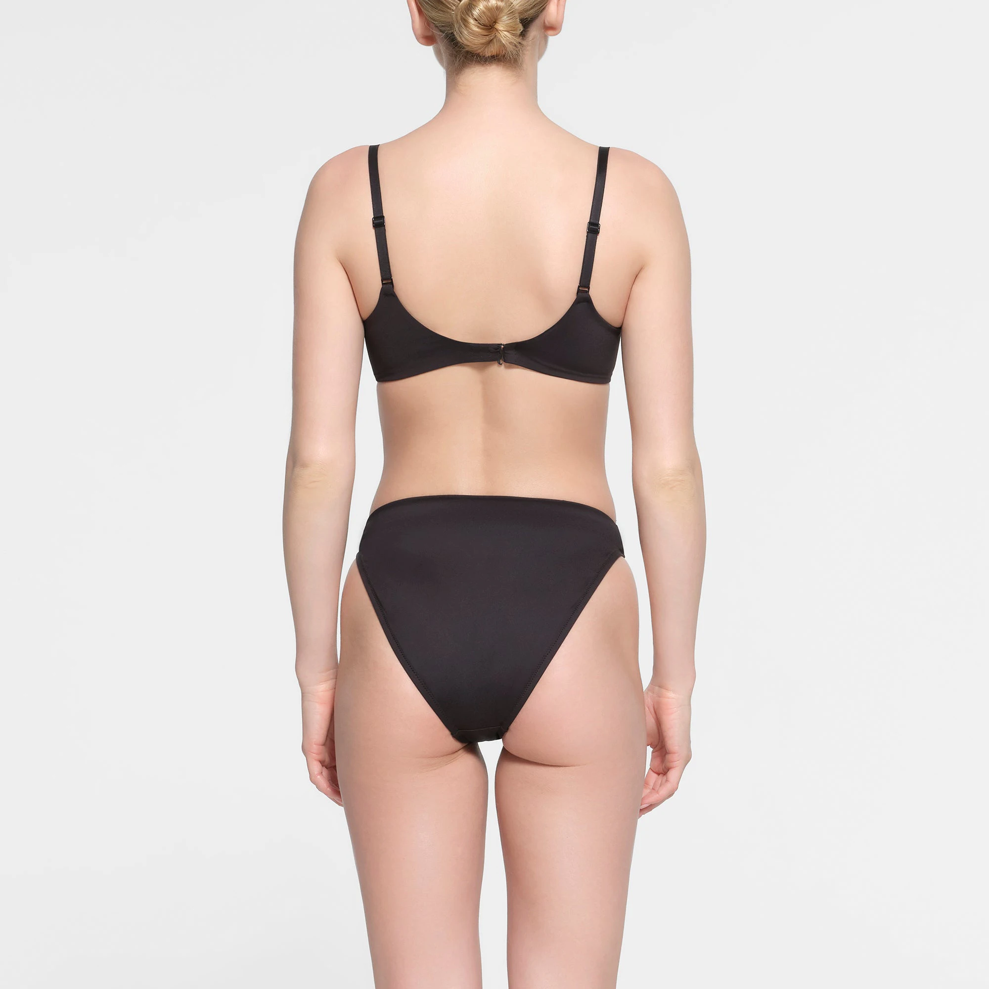 SIGNATURE SWIM FULL COVERAGE BIKINI TOP | ONYX ON A MODEL BACK VIEW