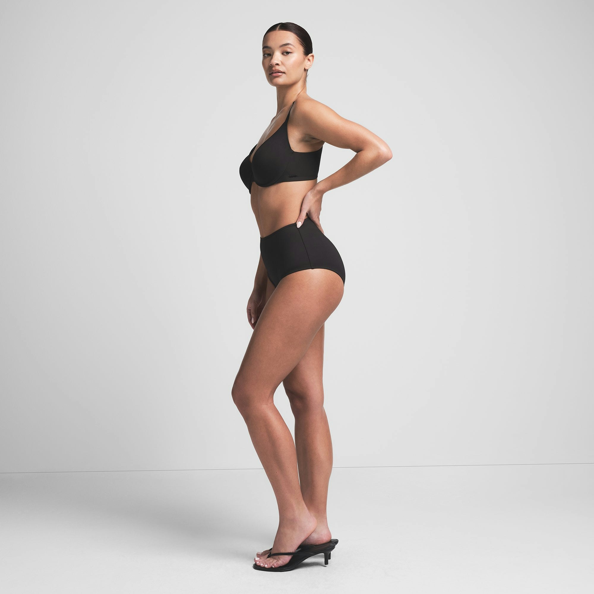 SIGNATURE SWIM FULL COVERAGE UNDERWIRE BIKINI TOP | ONYX ON A MODEL SIDE VIEW | FOCUS: 0.0, 1.0, 0.9