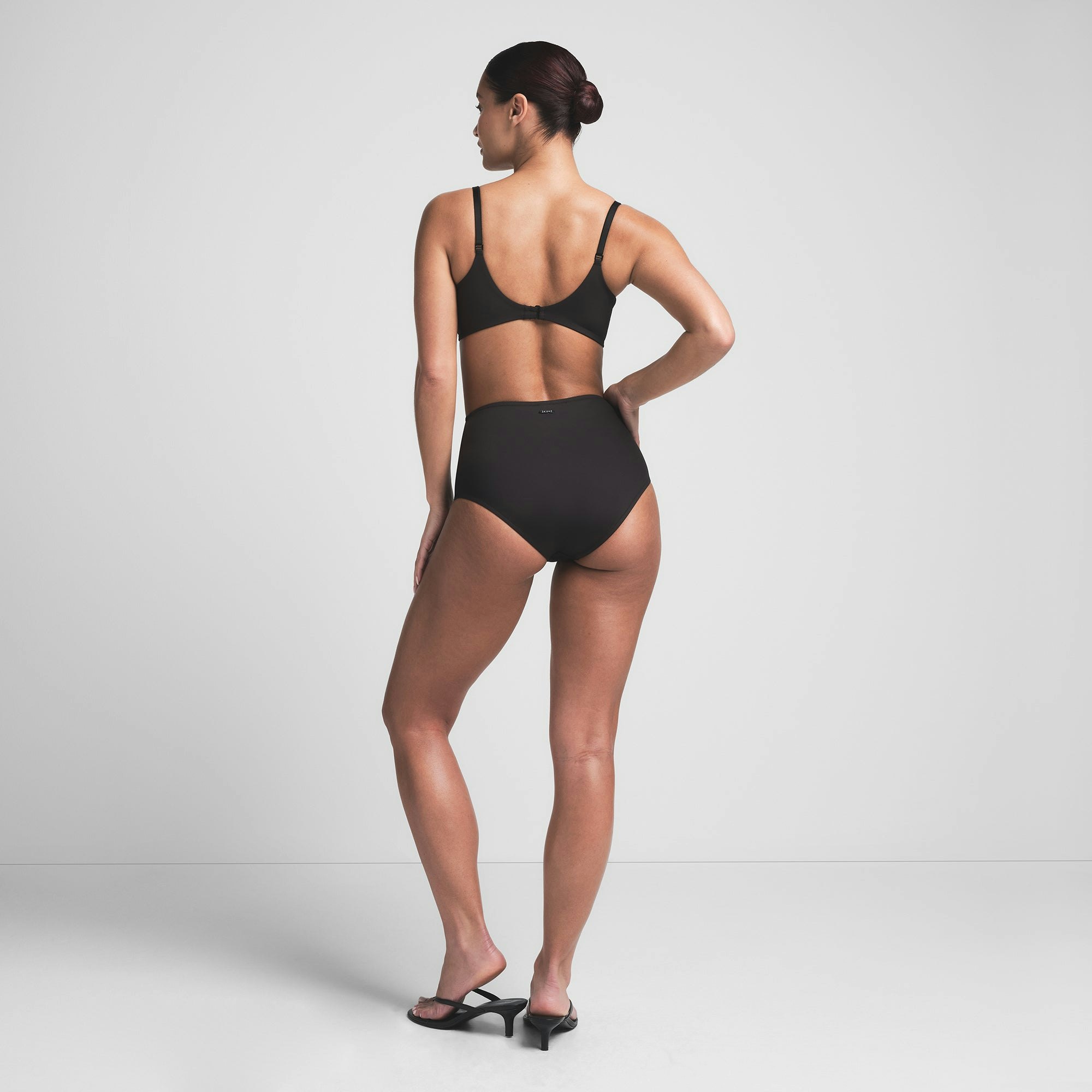 SIGNATURE SWIM FULL COVERAGE UNDERWIRE BIKINI TOP | ONYX ON A MODEL BACK VIEW | FOCUS: 0.0, 1.0, 0.9
