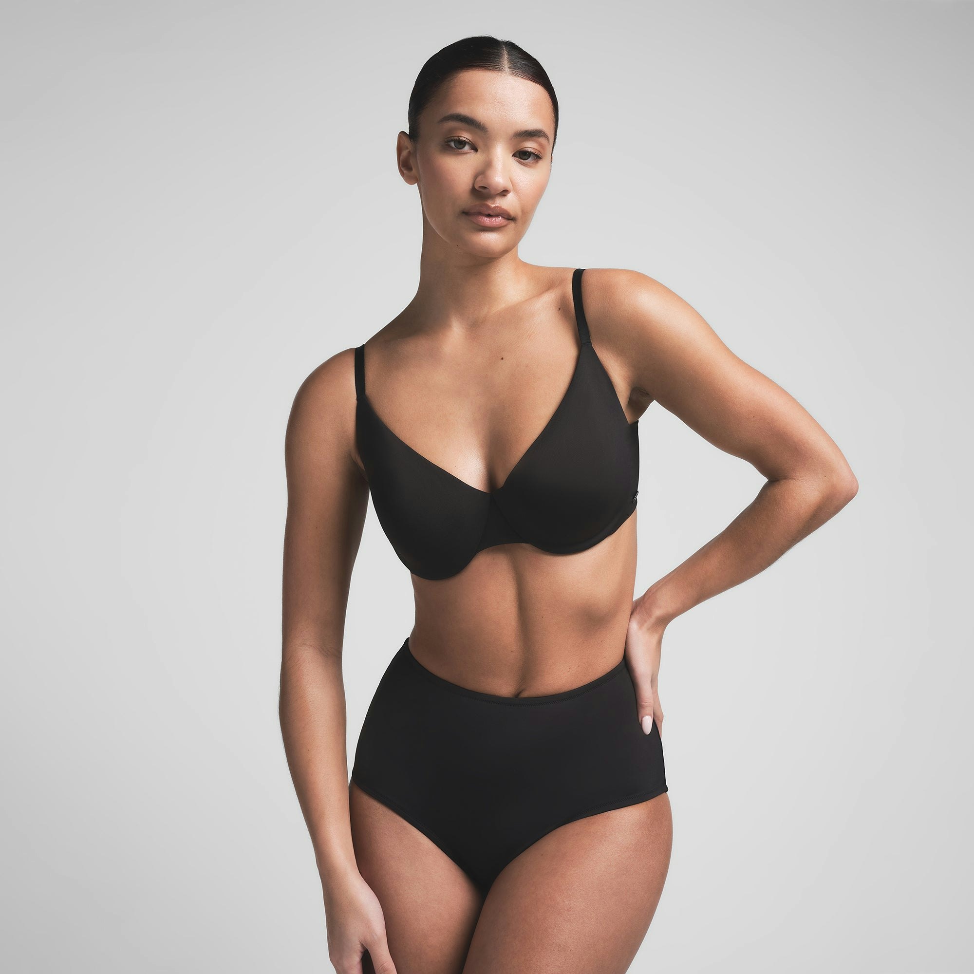 SIGNATURE SWIM FULL COVERAGE UNDERWIRE BIKINI TOP | ONYX ON A MODEL FRONT VIEW | FOCUS: 0.0, 1.0, 0.9