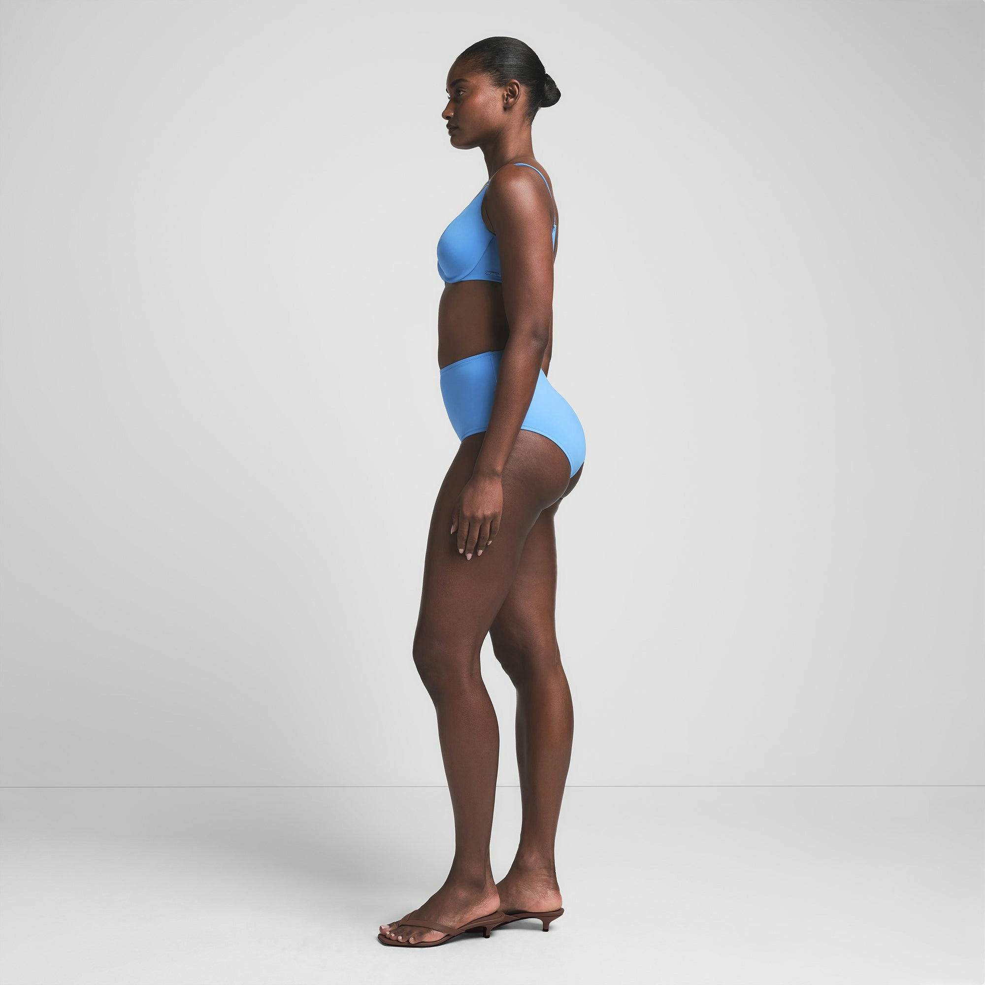 SIGNATURE SWIM FULL COVERAGE UNDERWIRE BIKINI TOP | TIDE ON A MODEL SIDE VIEW | FOCUS: 0.0, 1.0, 0.9