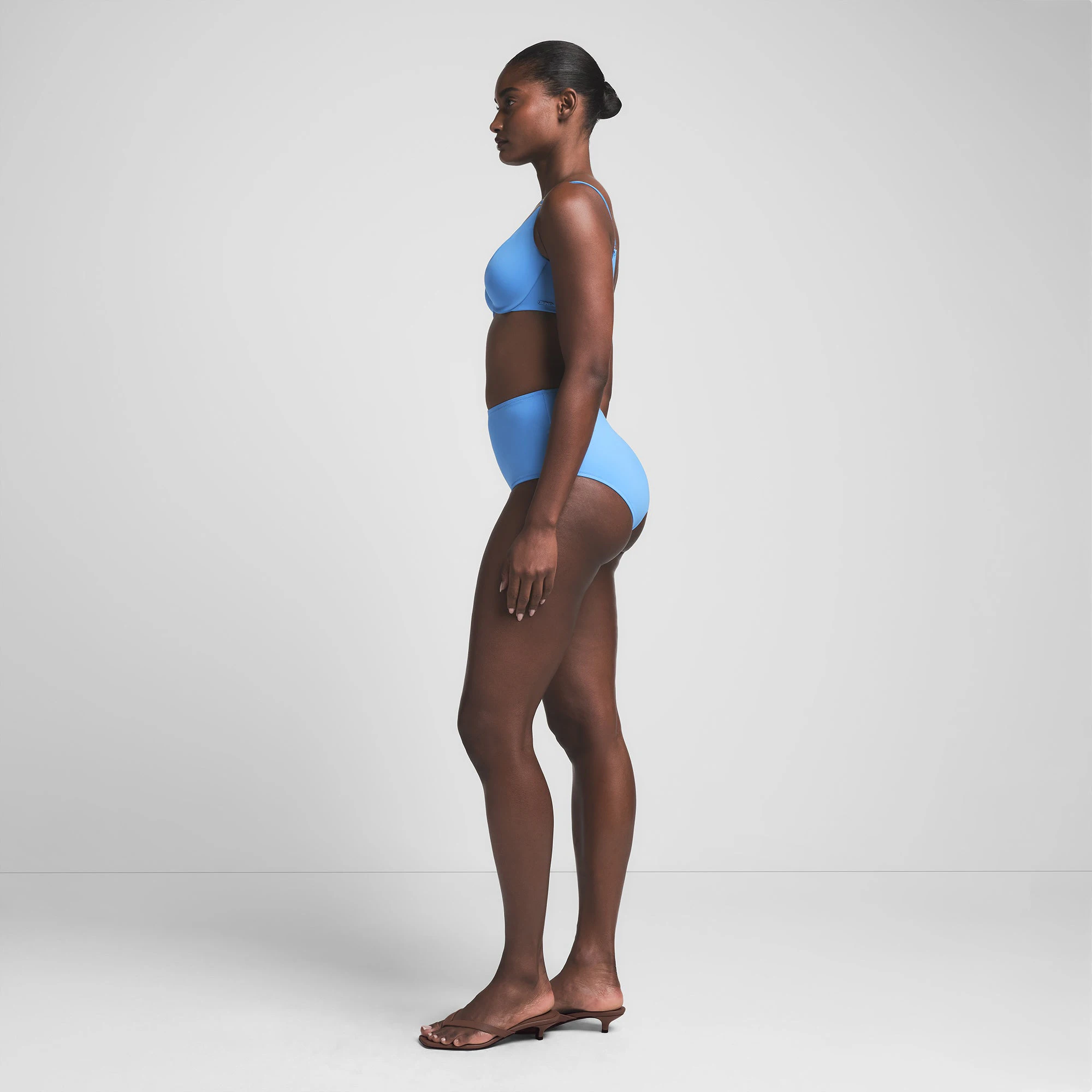 SIGNATURE SWIM FULL COVERAGE UNDERWIRE BIKINI TOP | TIDE ON A MODEL SIDE VIEW | FOCUS: 0.0, 1.0, 0.9