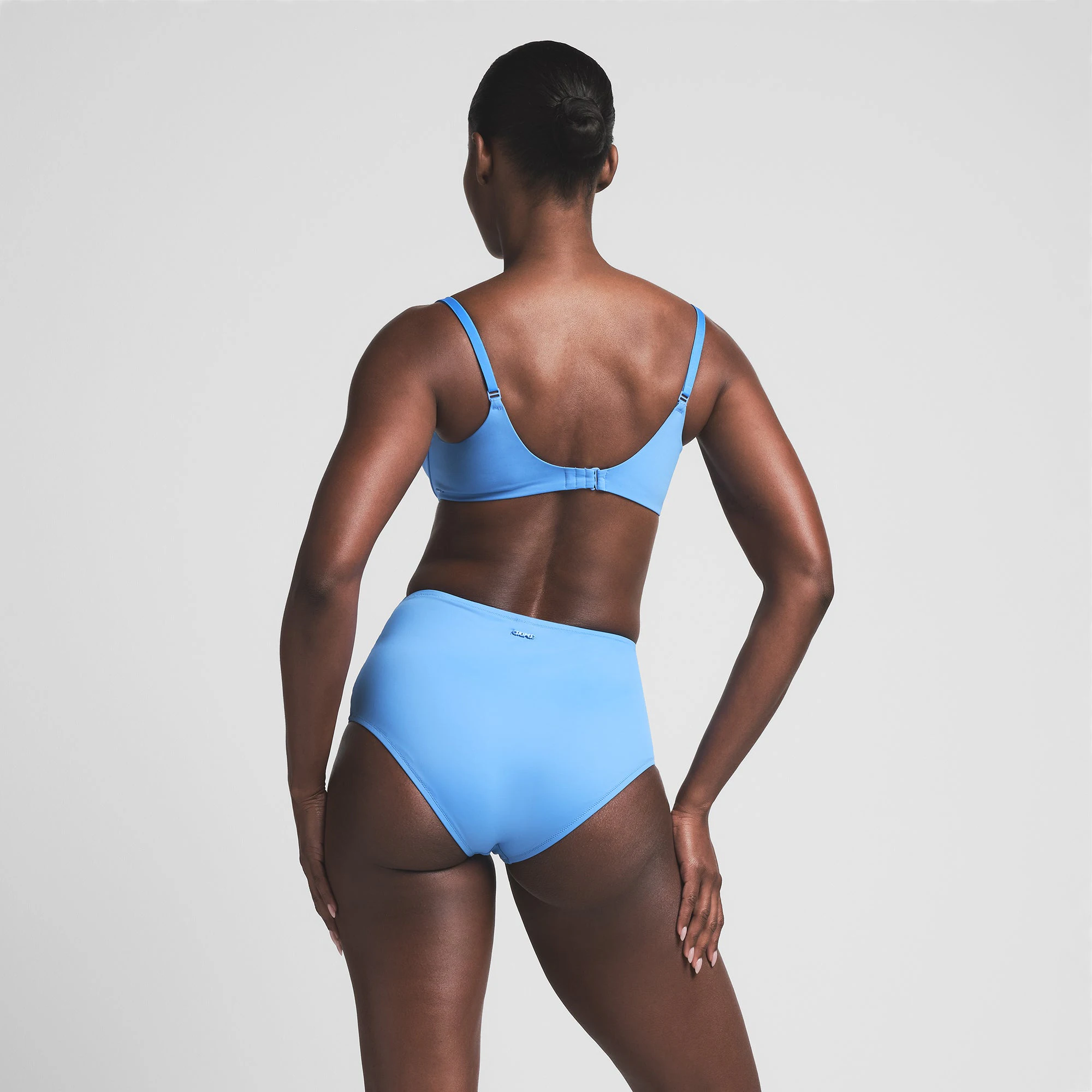 SIGNATURE SWIM FULL COVERAGE UNDERWIRE BIKINI TOP | TIDE ON A MODEL BACK VIEW | FOCUS: 0.0, 1.0, 0.9