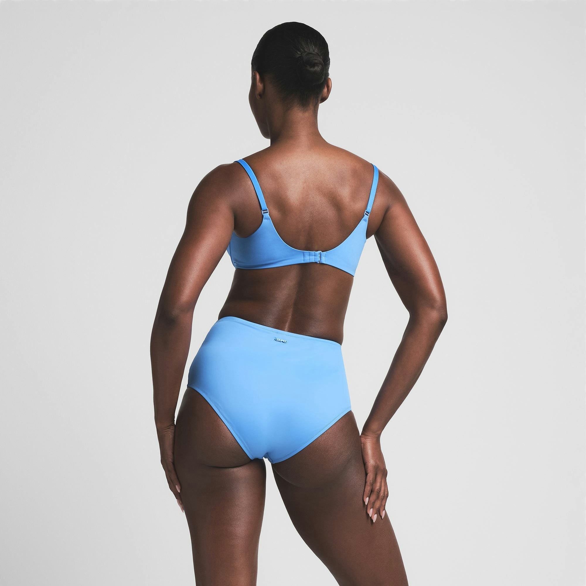 SIGNATURE SWIM FULL COVERAGE UNDERWIRE BIKINI TOP | TIDE ON A MODEL BACK VIEW | FOCUS: 0.0, 1.0, 0.9
