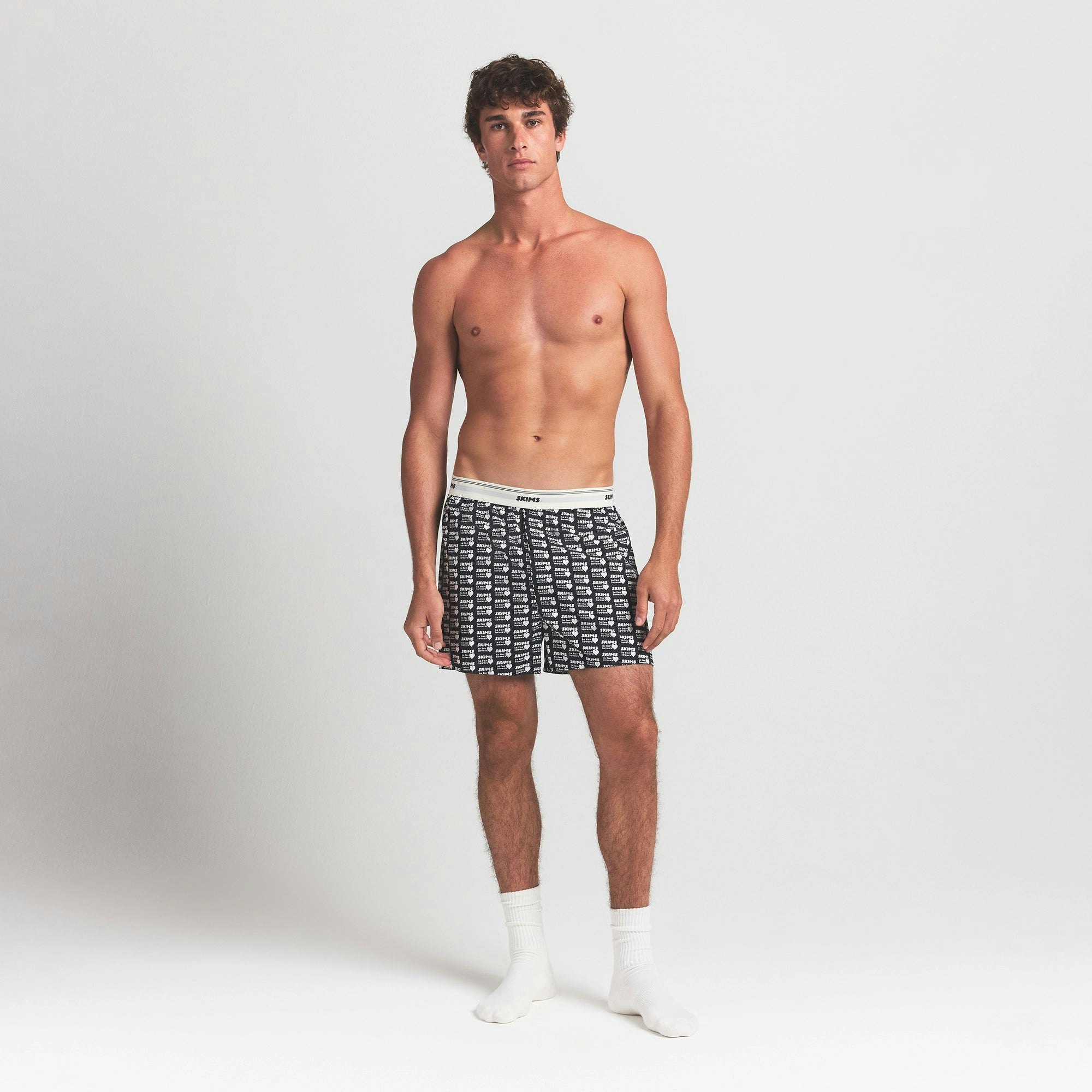 COTTON POPLIN MENS LOGO BAND BOXER | OBSIDIAN SKIMS LOVERS PRINT ON A MODEL FRONT VIEW @ | FOCUS: 0.0, 1.0, 0.9