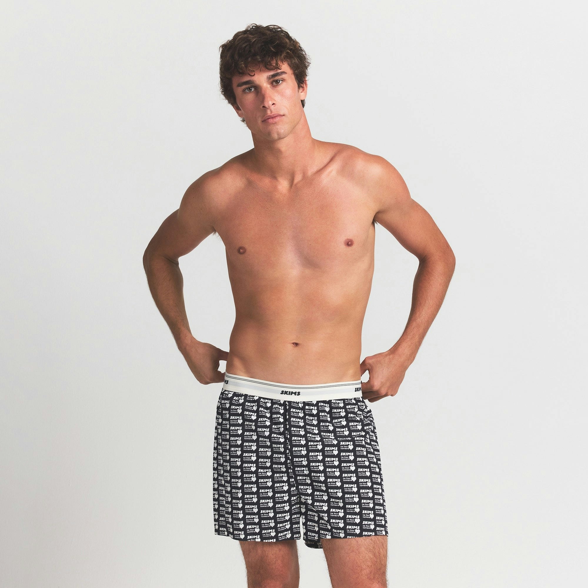 COTTON POPLIN MENS LOGO BAND BOXER | OBSIDIAN SKIMS LOVERS PRINT ON A MODEL FRONT VIEW @ | FOCUS: 0.0, 1.0, 0.9